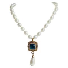1980s Vintage Chanel Pearl Necklace w/Gripoix Glass Pendant 12