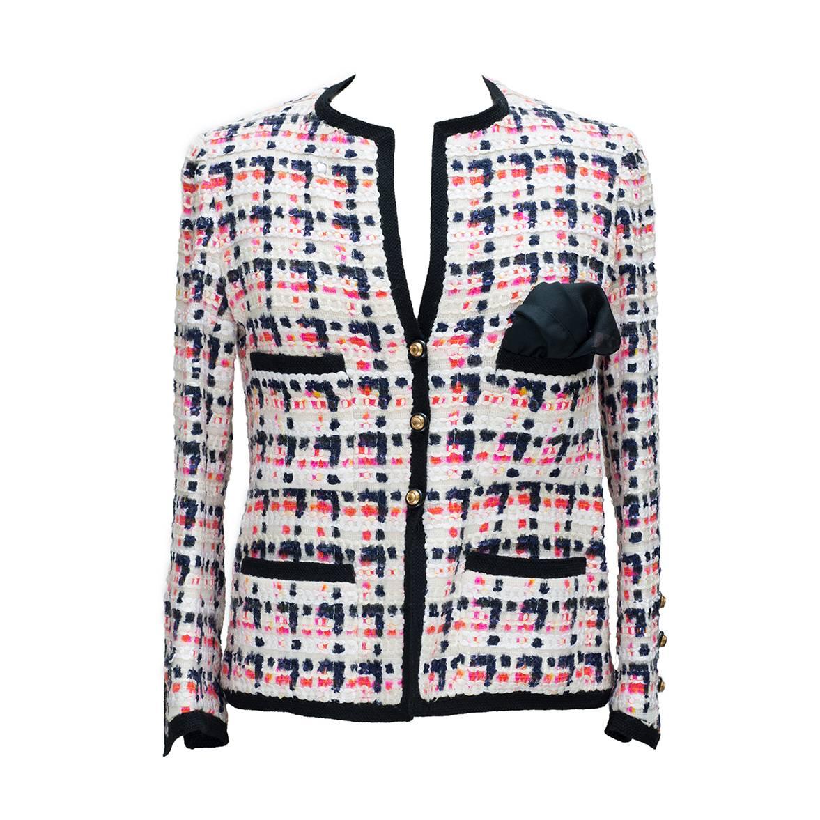 Chanel Haute-Couture  Documented 1960 -1970 Vintage Tweed Multicolor Suit  
Divine collarless jacket edge to edge, 4 pockets , closed with 2 buttons .
The sleeves have 3 buttons on the wrist .
The straight skirt forming a fake effect wallet .