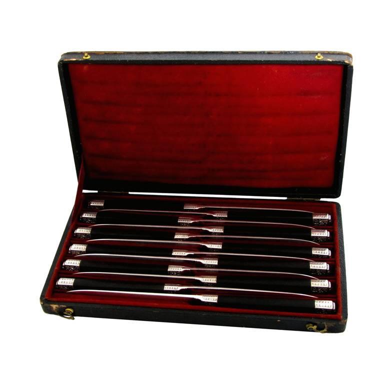 Cardeilhac rare 1840s French sterling silver and ebony knife set 12 pieces with box.

Fabulous French sterling silver dessert/entremet/cheese/salad knife set 12 pieces with ebony handles, sterling silver blades, ferrules and collars. Style blades