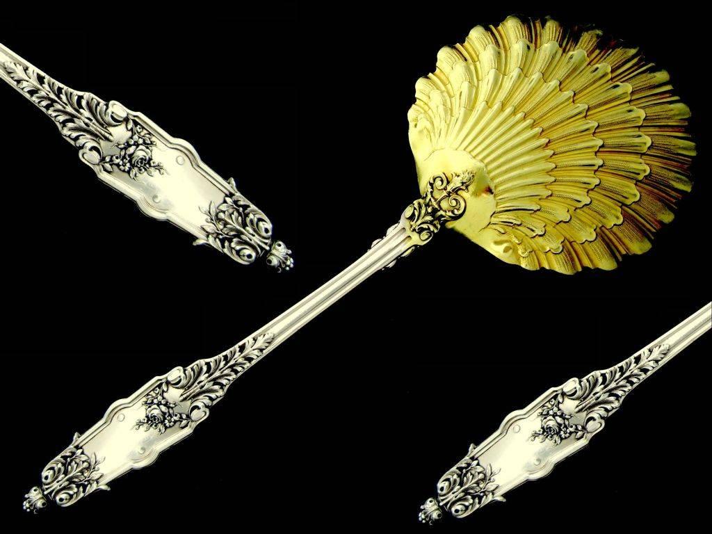 Puiforcat French All Sterling Silver 18K Gold Strawberry Spoon Acanthus In Excellent Condition In TRIAIZE, PAYS DE LOIRE
