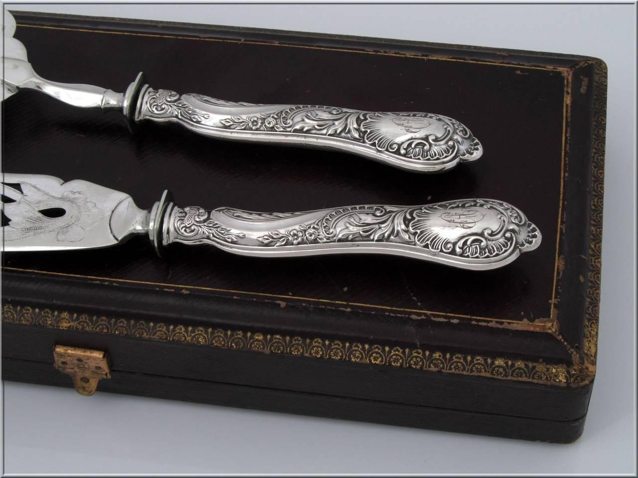 Bonnescoeur French Sterling Silver Fish Servers Two Pieces Box, Rococo In Good Condition For Sale In TRIAIZE, PAYS DE LOIRE
