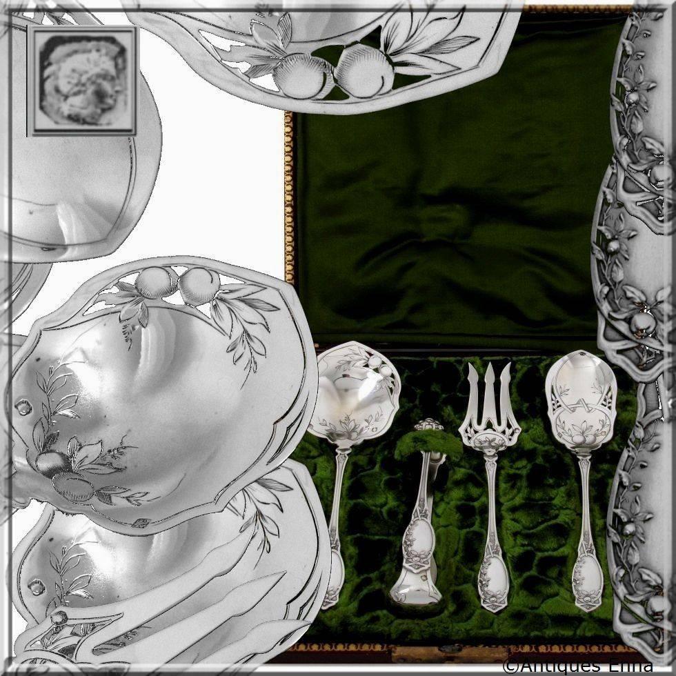 Head of Minerve 1st titre for 950/1000 French Sterling Silver guarantee.

An exceptional set from the point of view of its design as well as the quality of the engraving. In Art Nouveau style, the upper parts and spatulas are decorated with apples,
