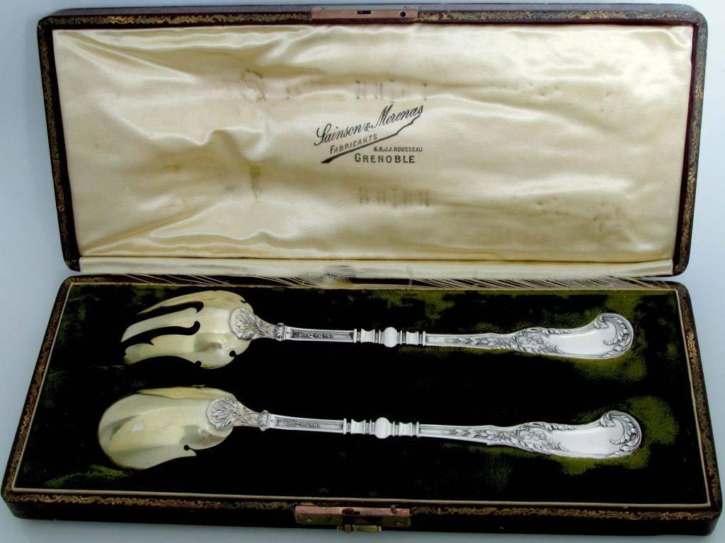 Soufflot French all sterling silver 18-karat gold salad serving set two pieces with original box, cornucopia Empire pattern.

This salad serving set comprising a three-tined fork and a spoon. The polylobed bowl of the fork and spoon are in