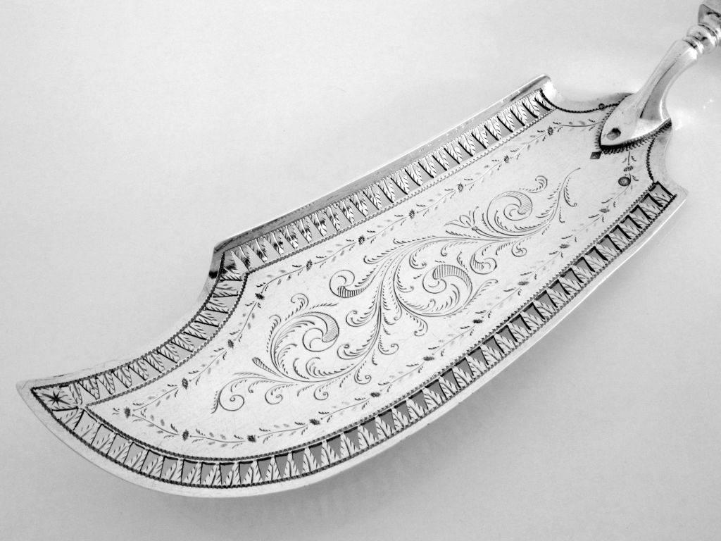 1819 Rare French Sterling Silver Pastry/Fish Server Napoleon III Period In Good Condition In TRIAIZE, PAYS DE LOIRE