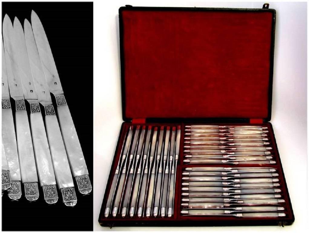 Piault rare French sterling silver and mother-of-pearl table knife set of 54 pieces with box.

Head of Minerve 1 st titre on the blades of dessert knives 18-piece for 950/1000 French sterling silver guarantee.

A rare and exceptional service 54