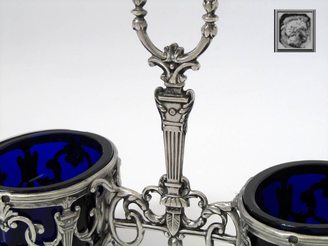 Head of Minerve 1st titre on the salt caddy for 950/1000 French sterling silver guarantees.

Exceptional antique French sterling silver open salt caddy with original cobalt glass. Napoleon III period. No monograms.

Measures:
7