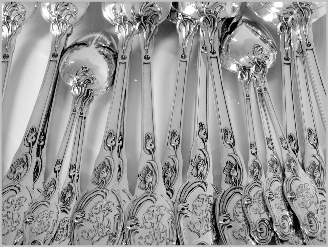 Head of Minerve 1 st titre for 950/1000 French sterling silver guarantee

The design and workmanship of this set is exceptional. The handles have sophisticated and unusual Art Nouveau pattern with poppies and foliage.

To complete this set, check