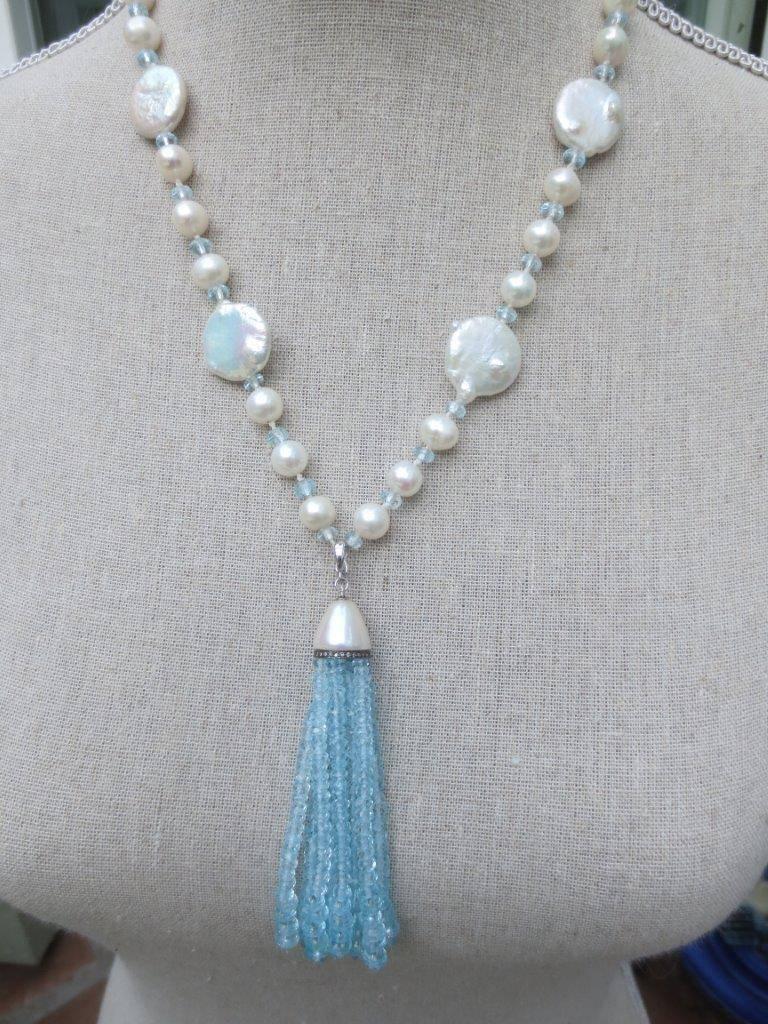 A set consisting of a necklace of 4 mm aquamarine beads, 6 mm pearls,  large 