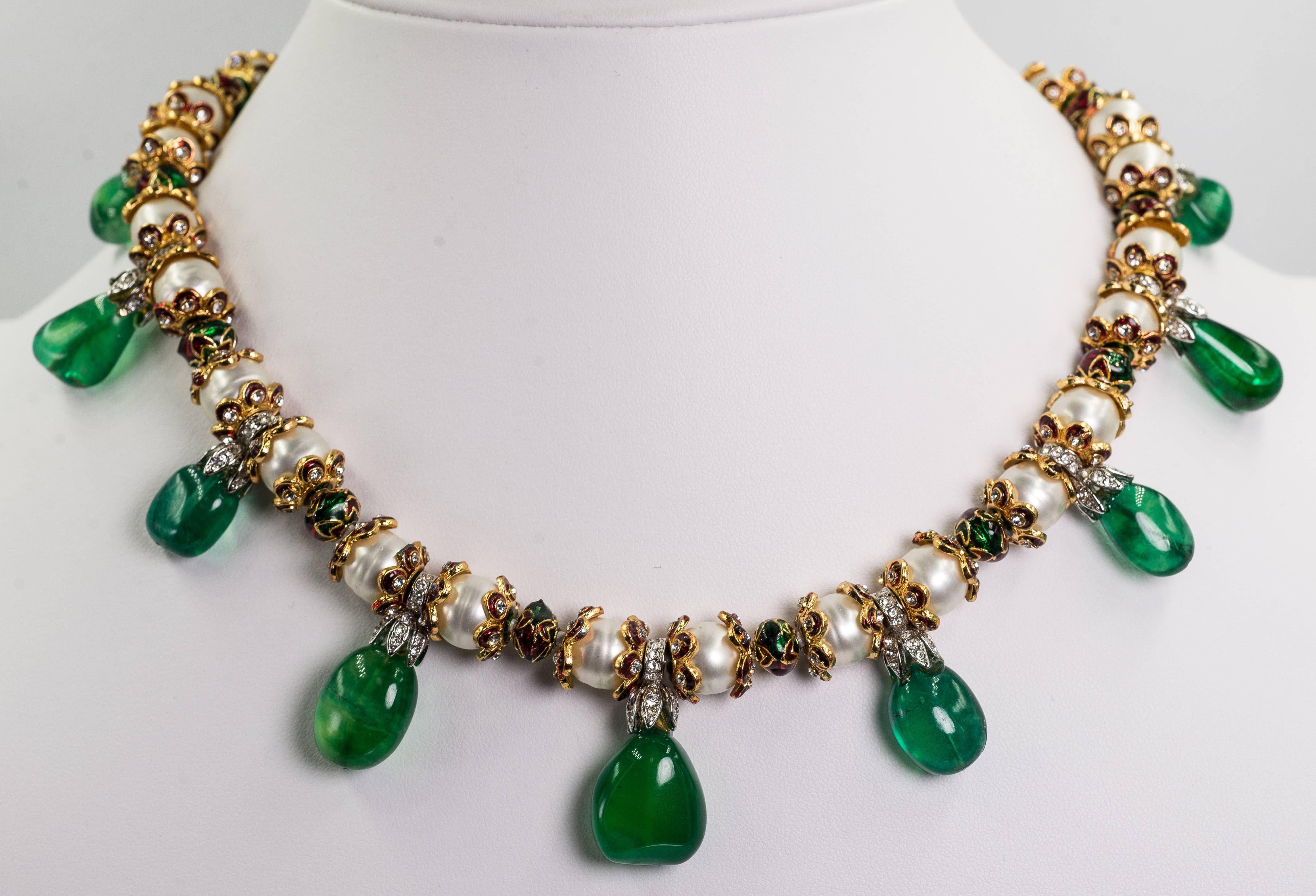 Royal Indian style faux emerald pearl Jaipur enamel collier. This extraordinary beautiful necklace is composed of vintage glass baroque pearls interspaced with Indian Jaipur enamel motifs and all suspending nine crystal topped green quartz faux