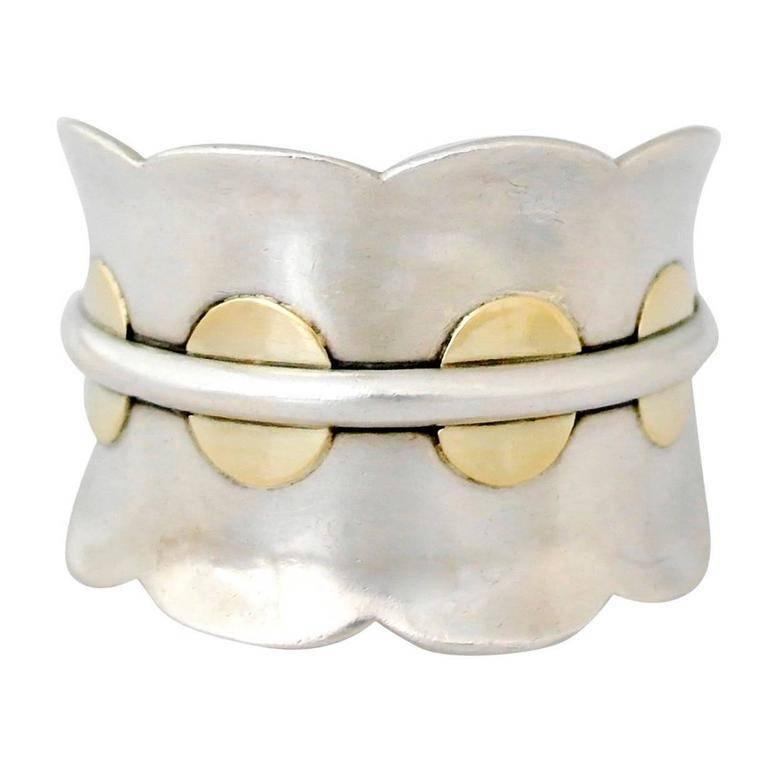 Being offered is a sterling silver and inlaid abalone link bracelet by Gerardo Lopez of Taxco, Mexico. Made during his first design period (1950-1960), the 5/8 inch long by 3/8 inch wide escallop shaped links feature six finely cut pieces of abalone