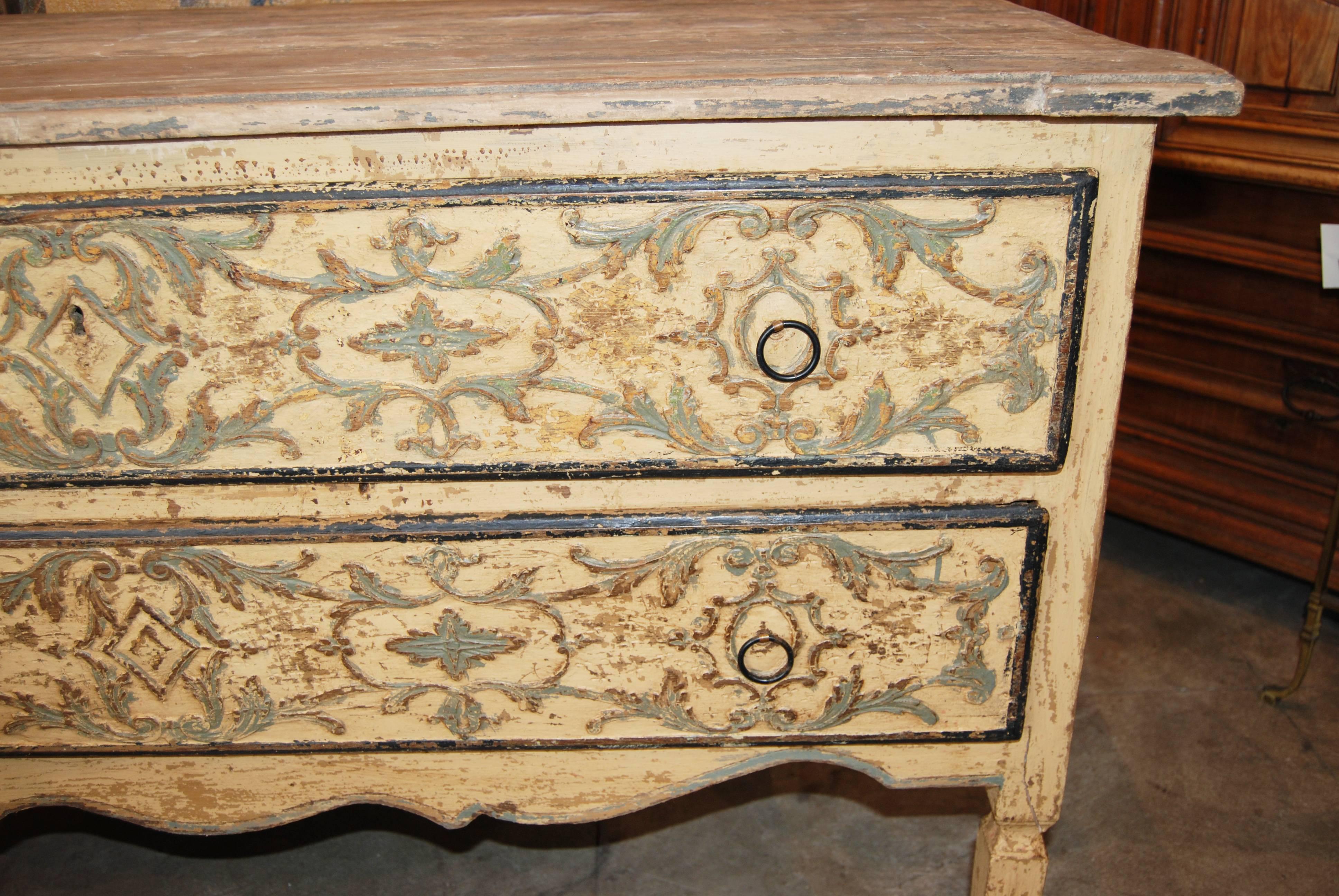 Favolosa commode toscana intagliata e dipinta del XVIII secolo.