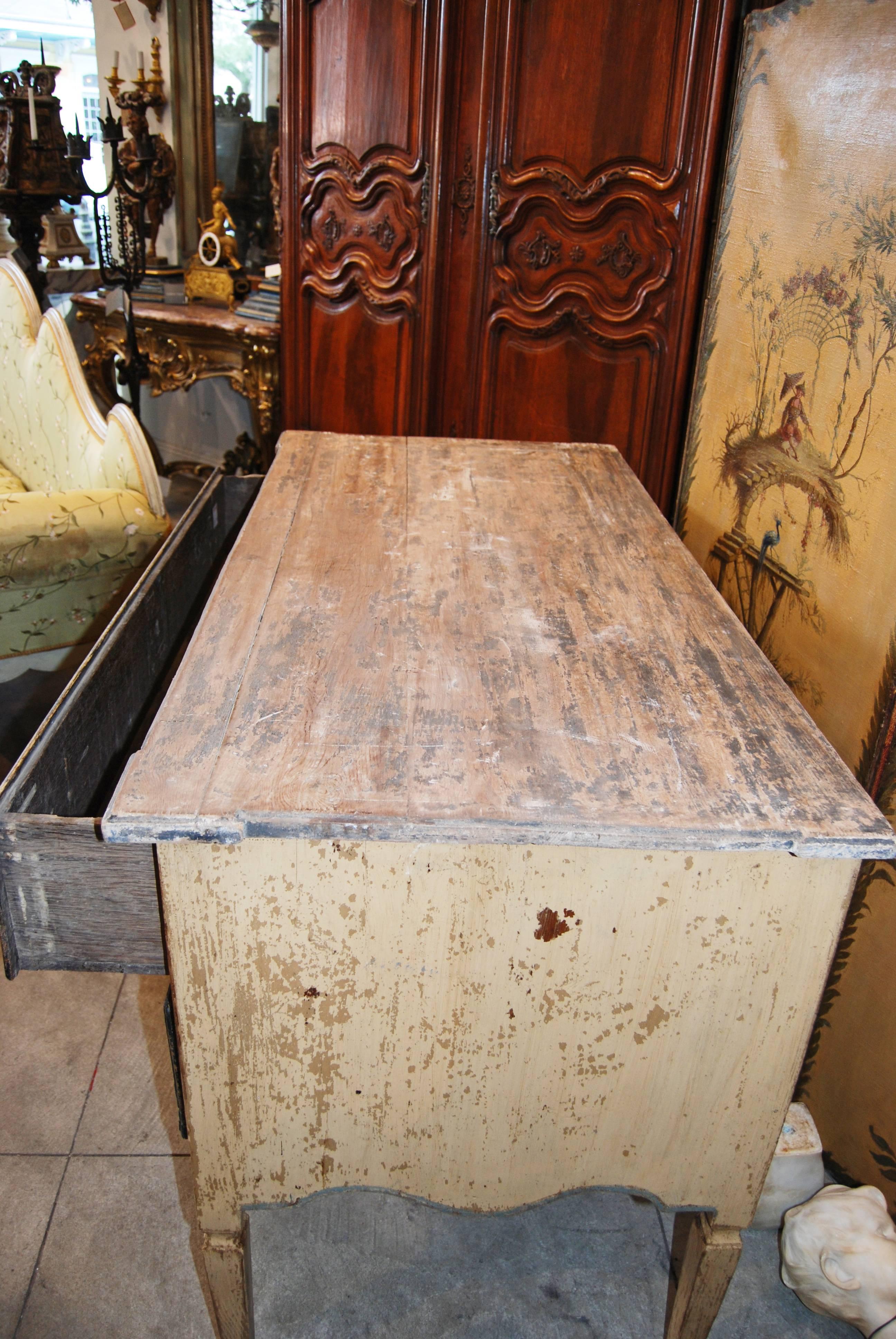 18th Century Carved Wood Tuscan Commode In Good Condition For Sale In New Orleans, LA