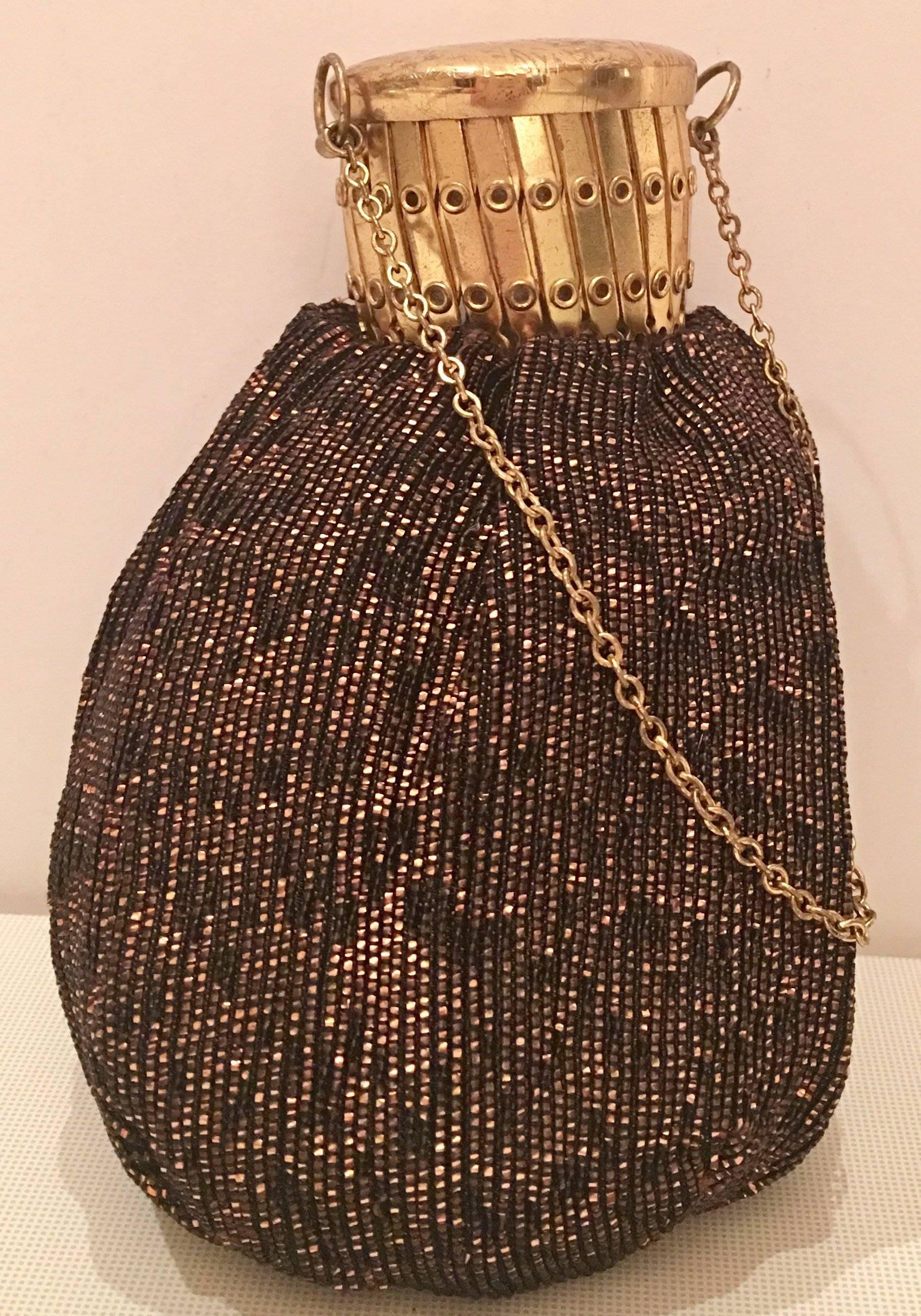 Seltene schwarz und Kupfer metallischen Faden Stoff Tor oben Akkordeon Bettler Geldbörse. 
Diese einzigartige Gold geätzt Metall Tor oben Detail mit goldenen Kettenglied Gurt Tasche:: wahrscheinlich Deutsch scheint nie benutzt worden. Das
