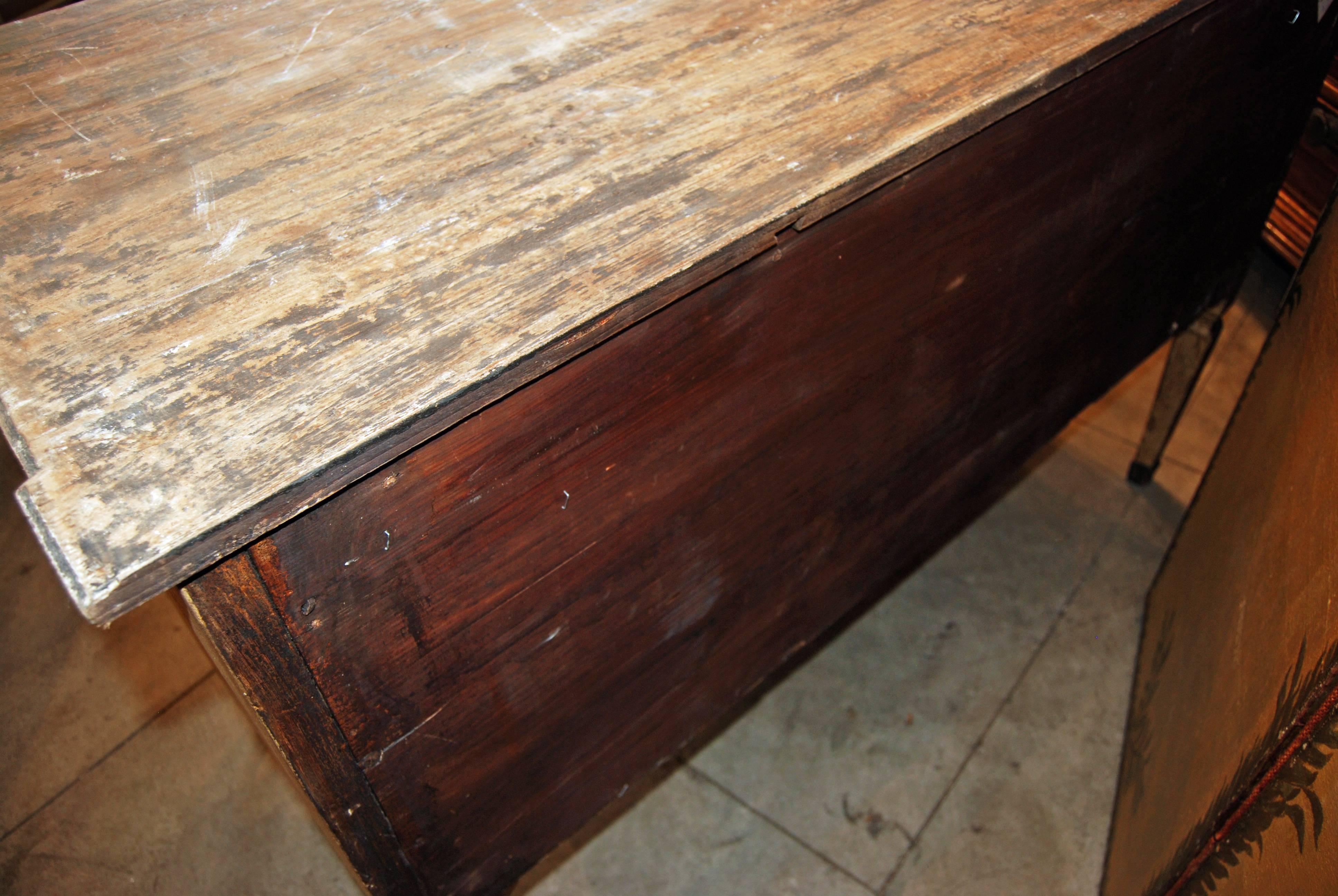 18th Century Carved Wood Tuscan Commode For Sale 3