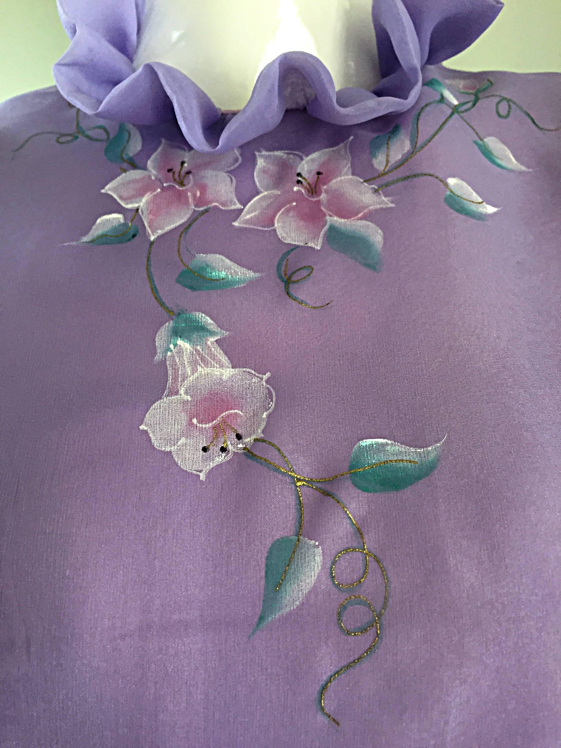 Richilene - Magnifique robe vintage en soie à fleurs peinte à la main en violet clair et lilas en vente 1