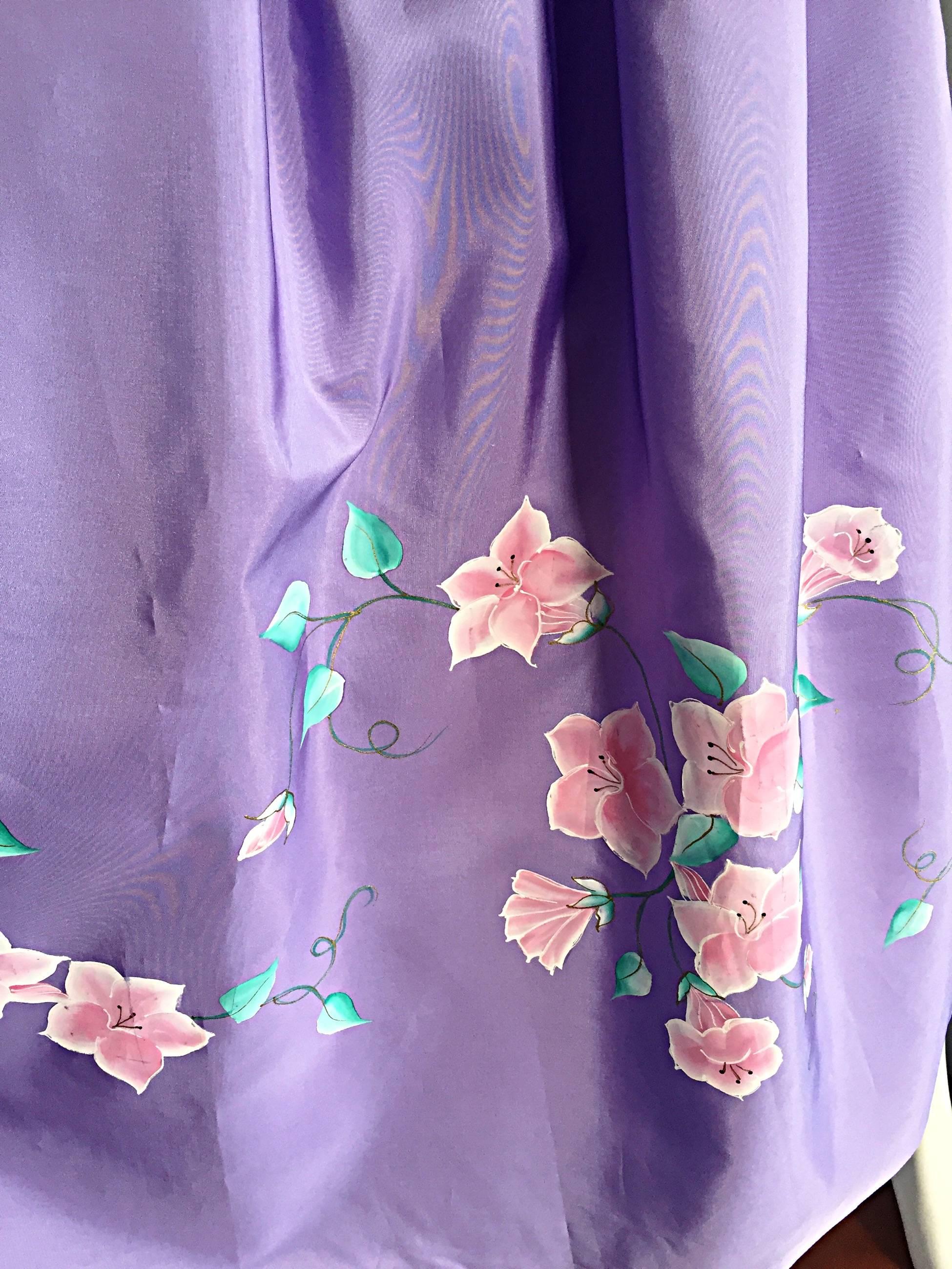 Richilene - Magnifique robe vintage en soie à fleurs peinte à la main en violet clair et lilas Pour femmes en vente
