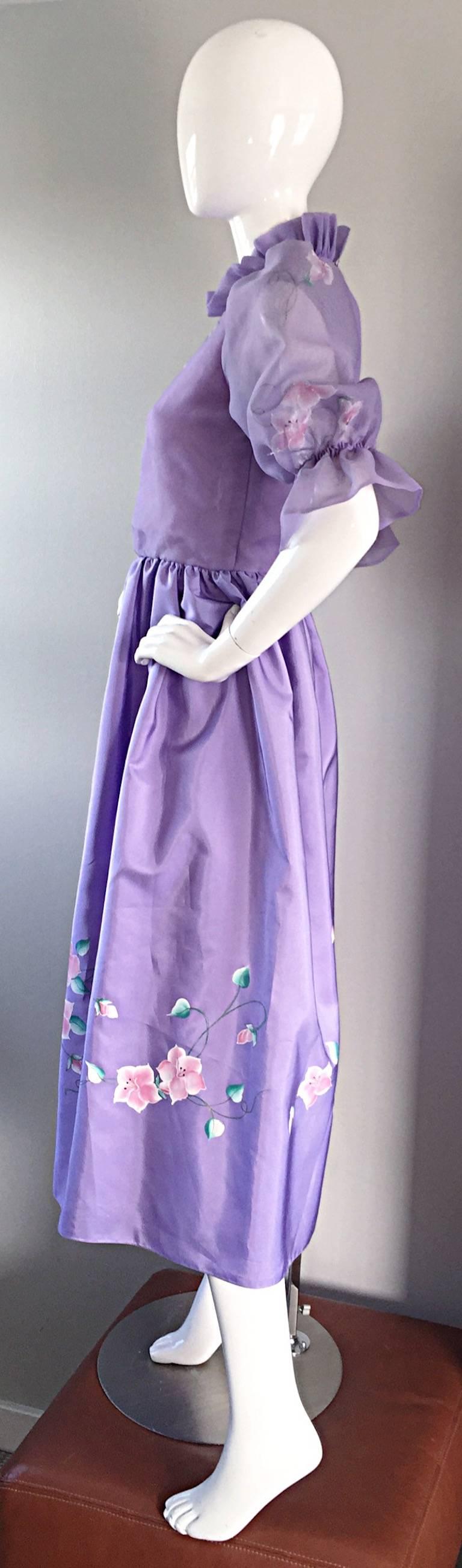 Richilene - Magnifique robe vintage en soie à fleurs peinte à la main en violet clair et lilas Excellent état - En vente à San Diego, CA