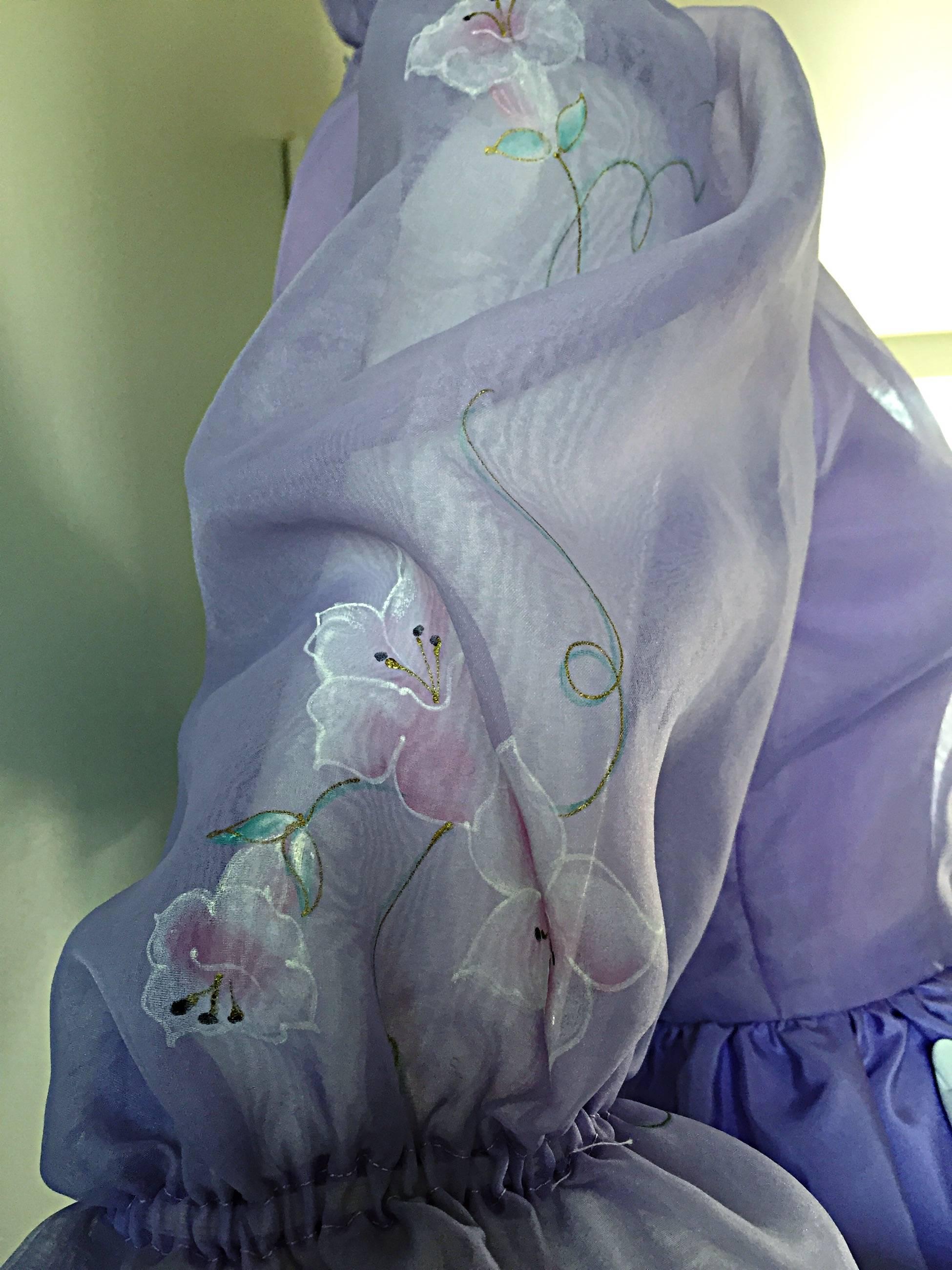 Violet Richilene - Magnifique robe vintage en soie à fleurs peinte à la main en violet clair et lilas en vente