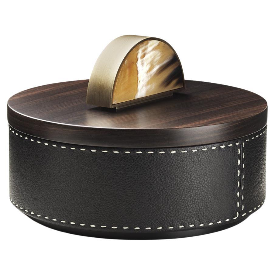 With its timeless allure and sophisticated aesthetic, our Agneta box will complement any decor. Lined in Aida pebbled leather in a neutral Onyx colour, the box flaunts a contrasting handmade cream-colored stitching. The lid is handcrafted from matte