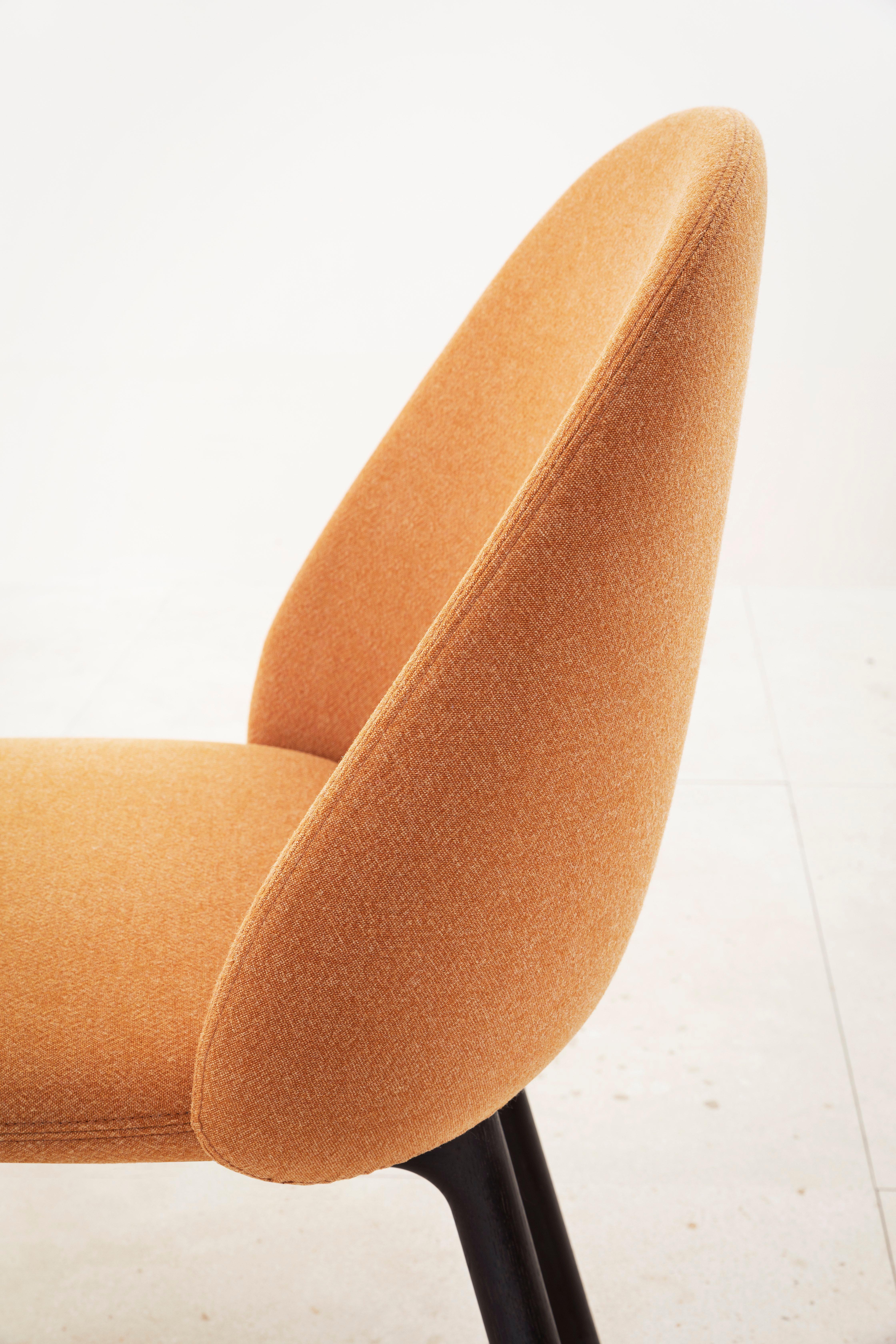 En vente : Orange (Kvadrat Melange Nap_321) Chaise tapissée Iola avec base en métal noir:: par E-ggs 3
