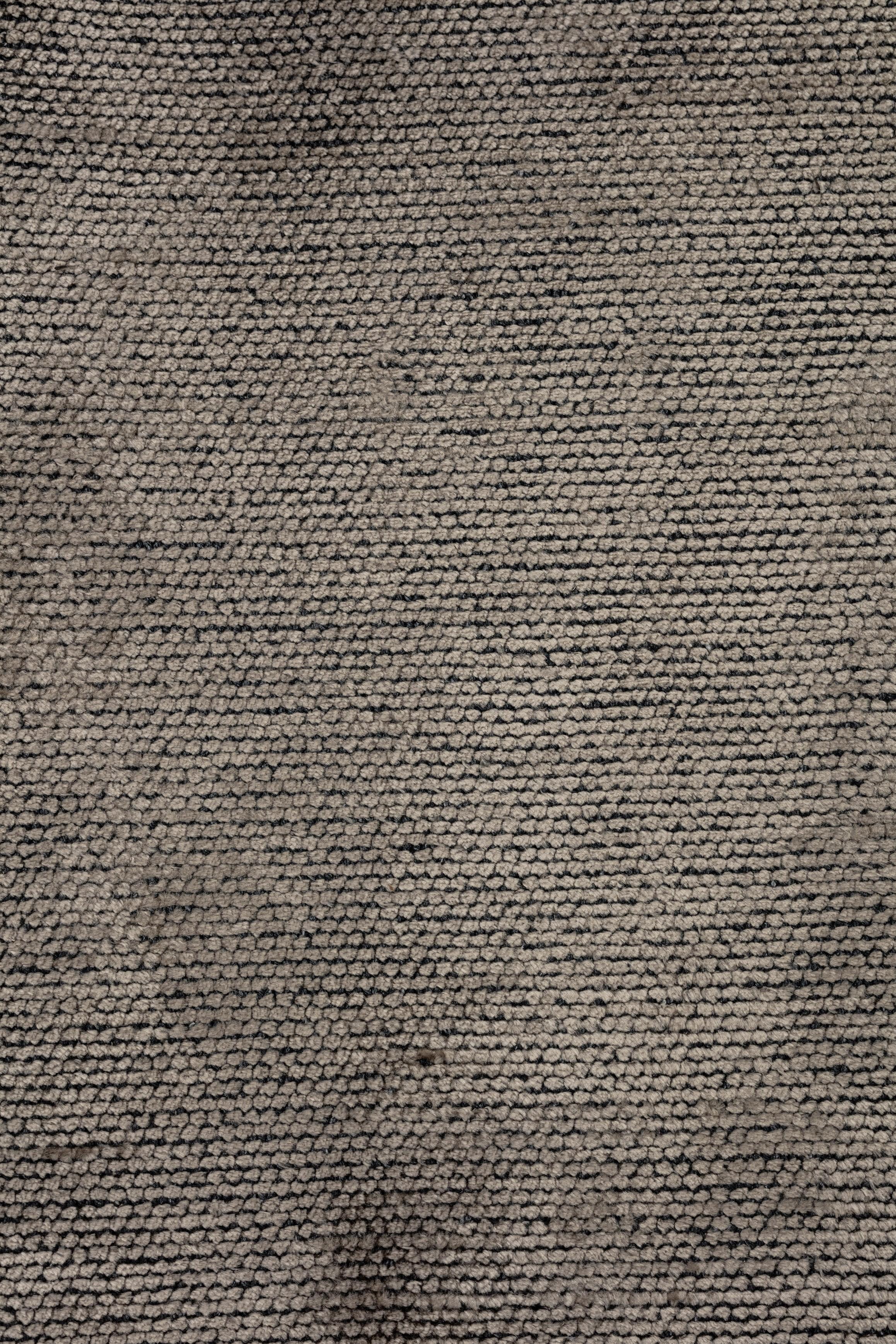 For Sale:  (Gray) Modern Solid Color Luxury Area Rug 5