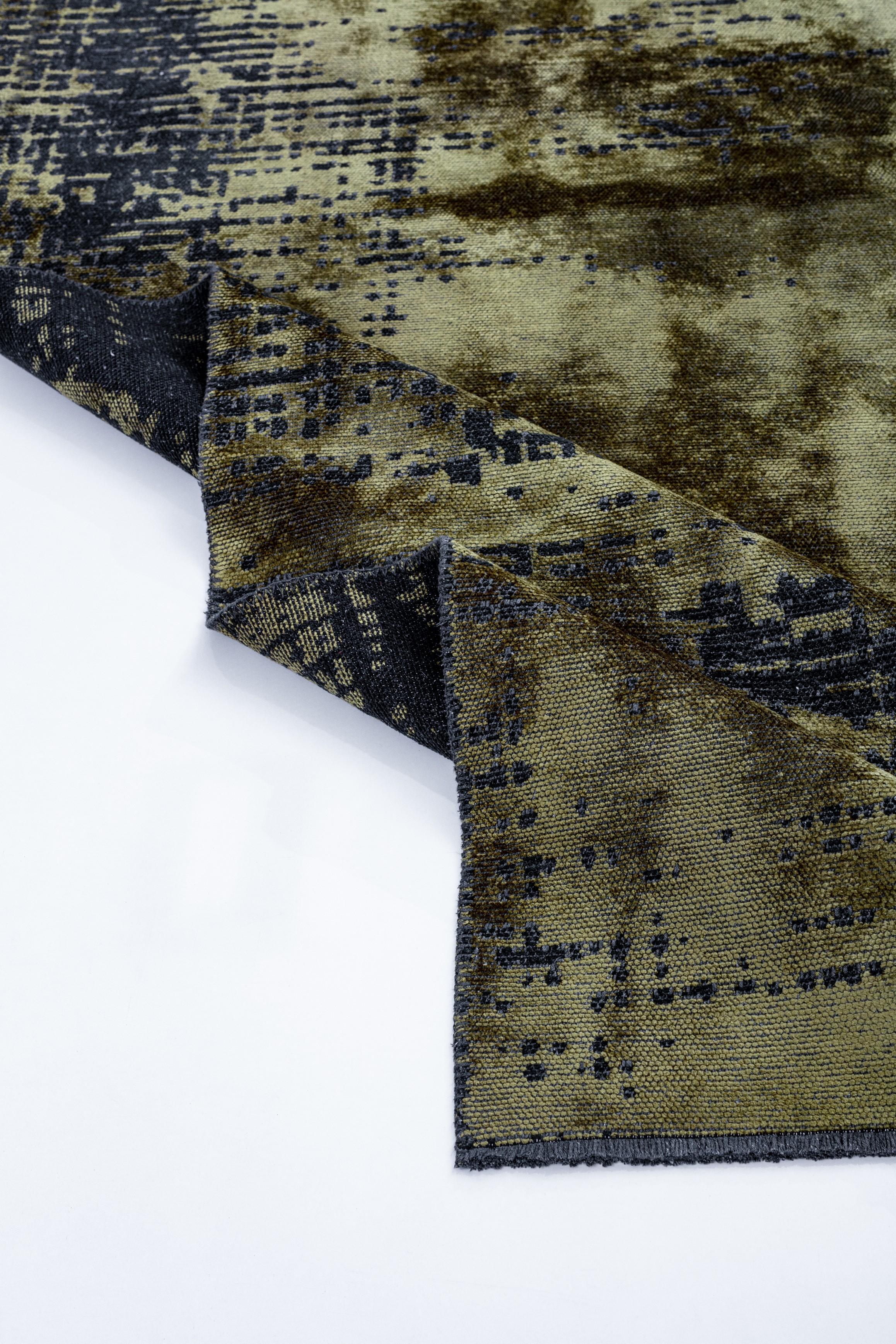 Im Angebot: Moderner luxuriöser Camouflage-Teppich,  (Grün) 4
