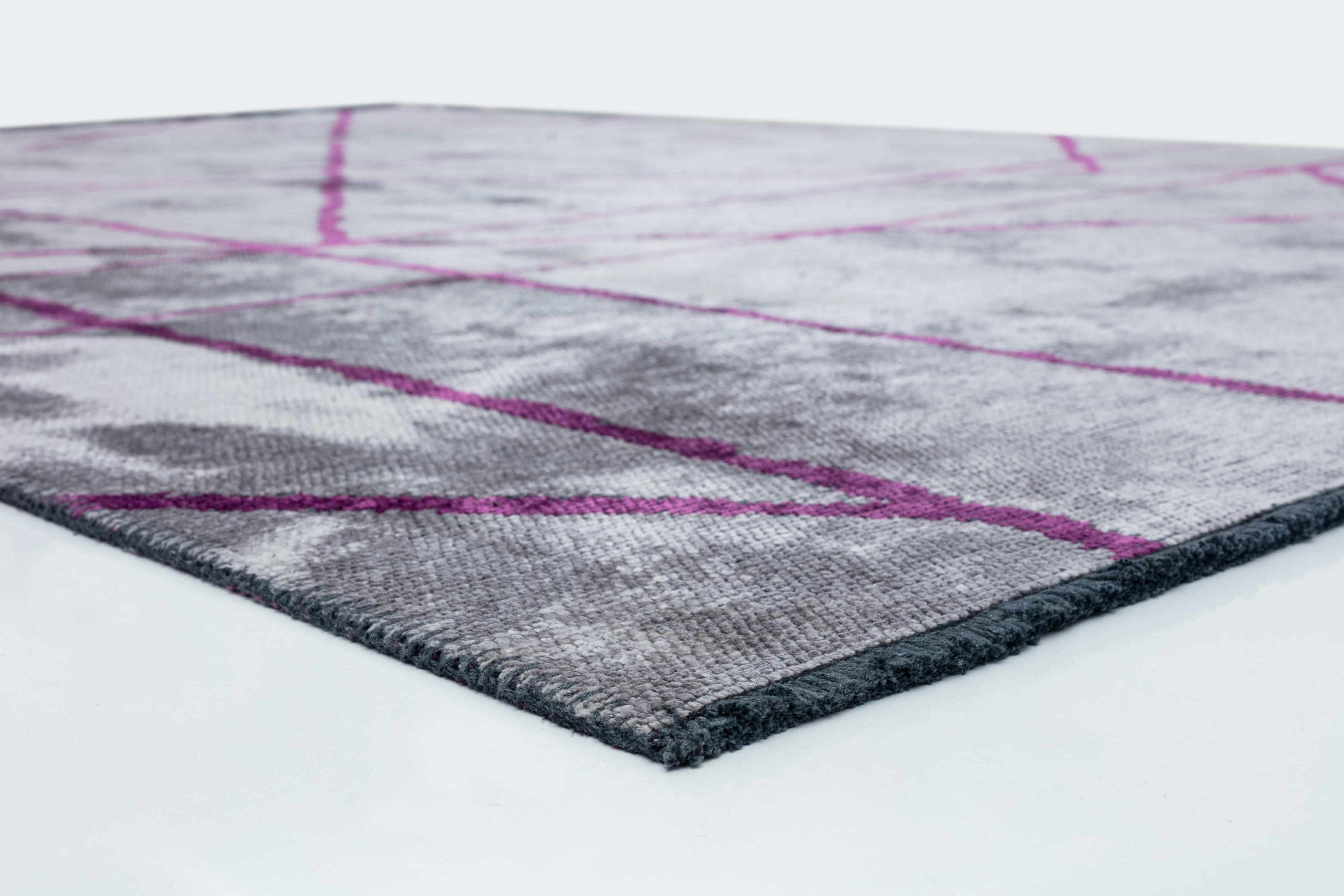 Im Angebot: Moderner abstrakter Luxus-Teppichboden,  (Violett) 4