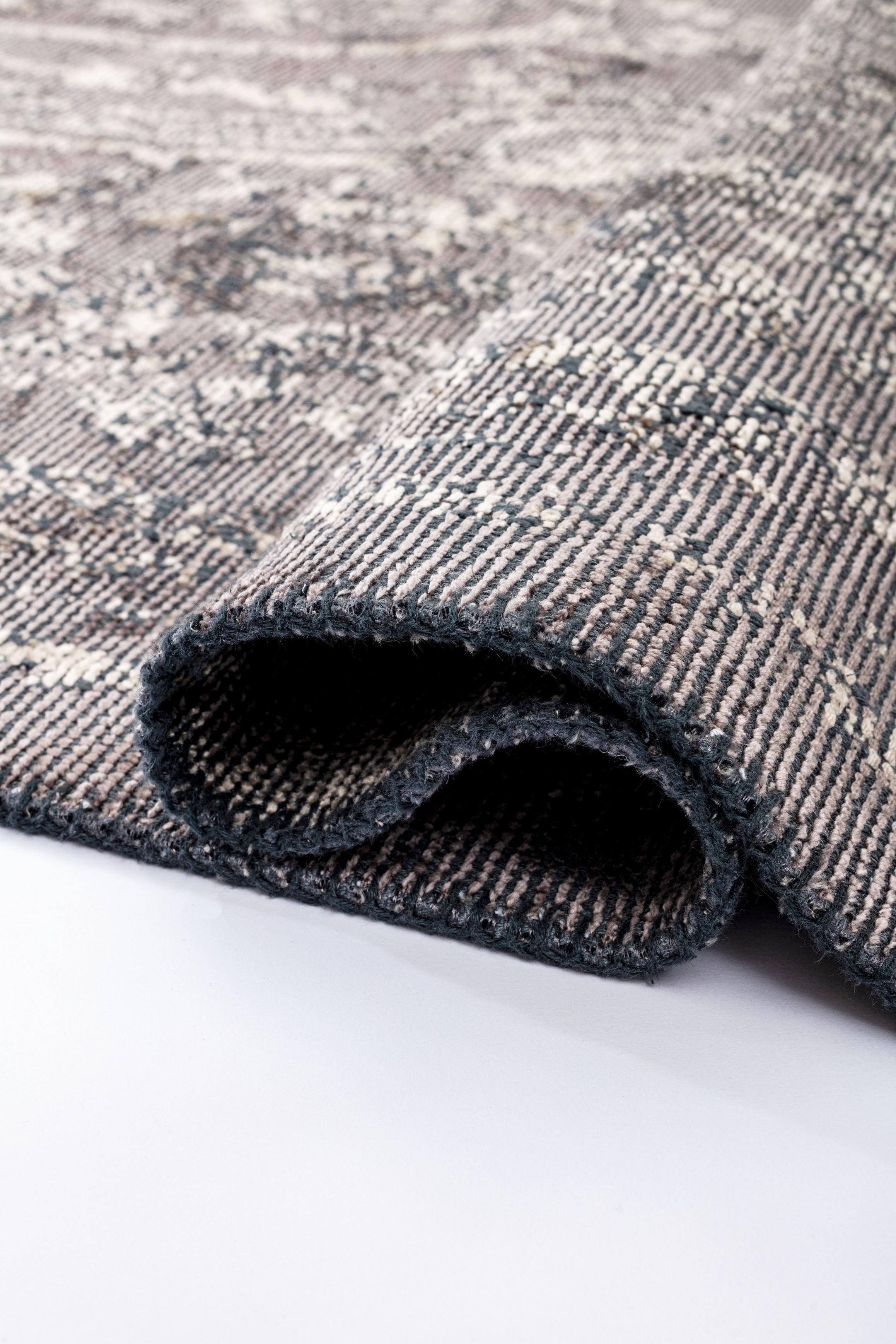 For Sale:  (Gray) Traditional Oriental Luxury Hand-Finished Area Rug 2