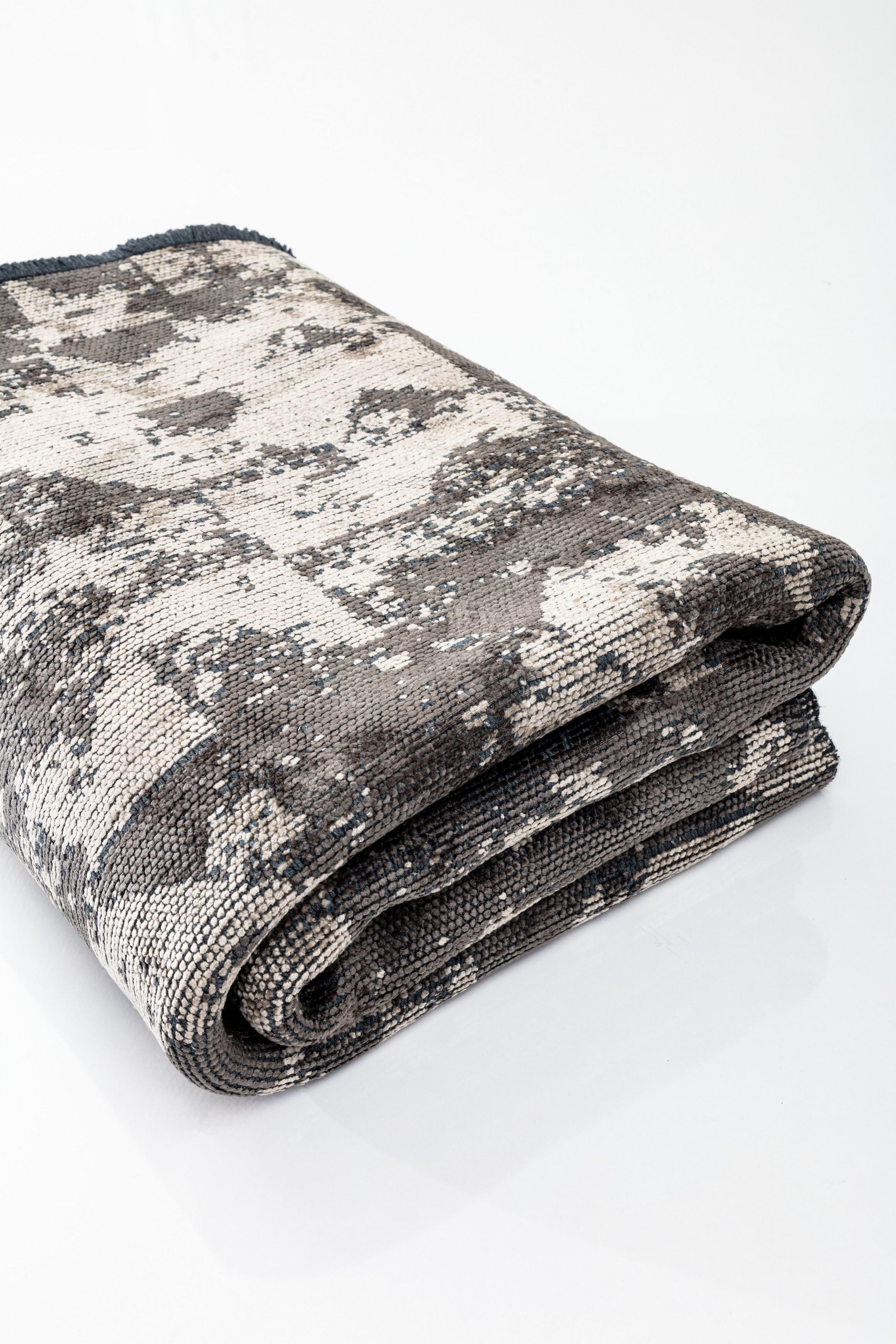 Im Angebot: Modern Camouflage Luxury Hand-Finished Area Rug,  (Grau) 4