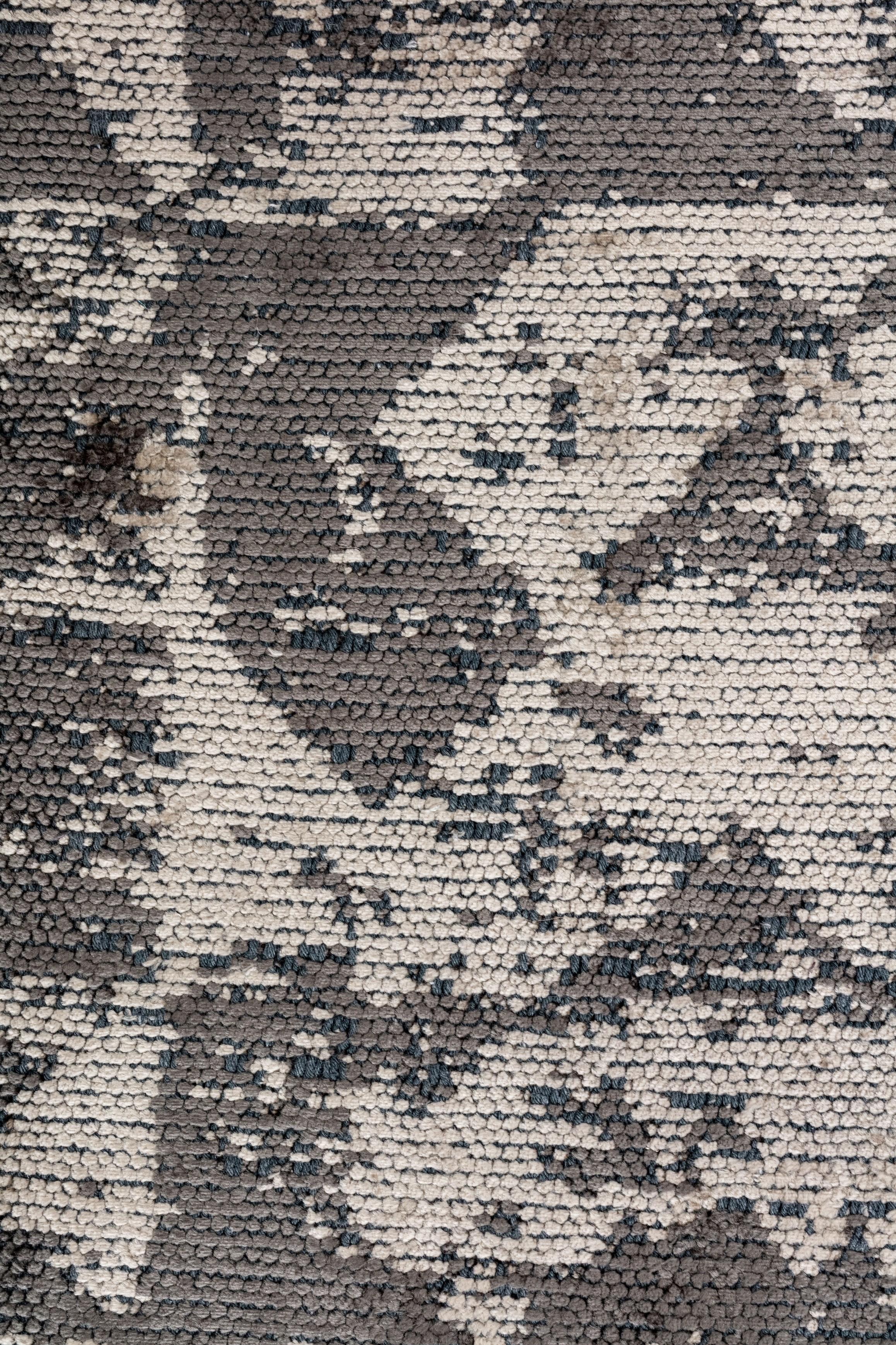 Im Angebot: Modern Camouflage Luxury Hand-Finished Area Rug,  (Grau) 5