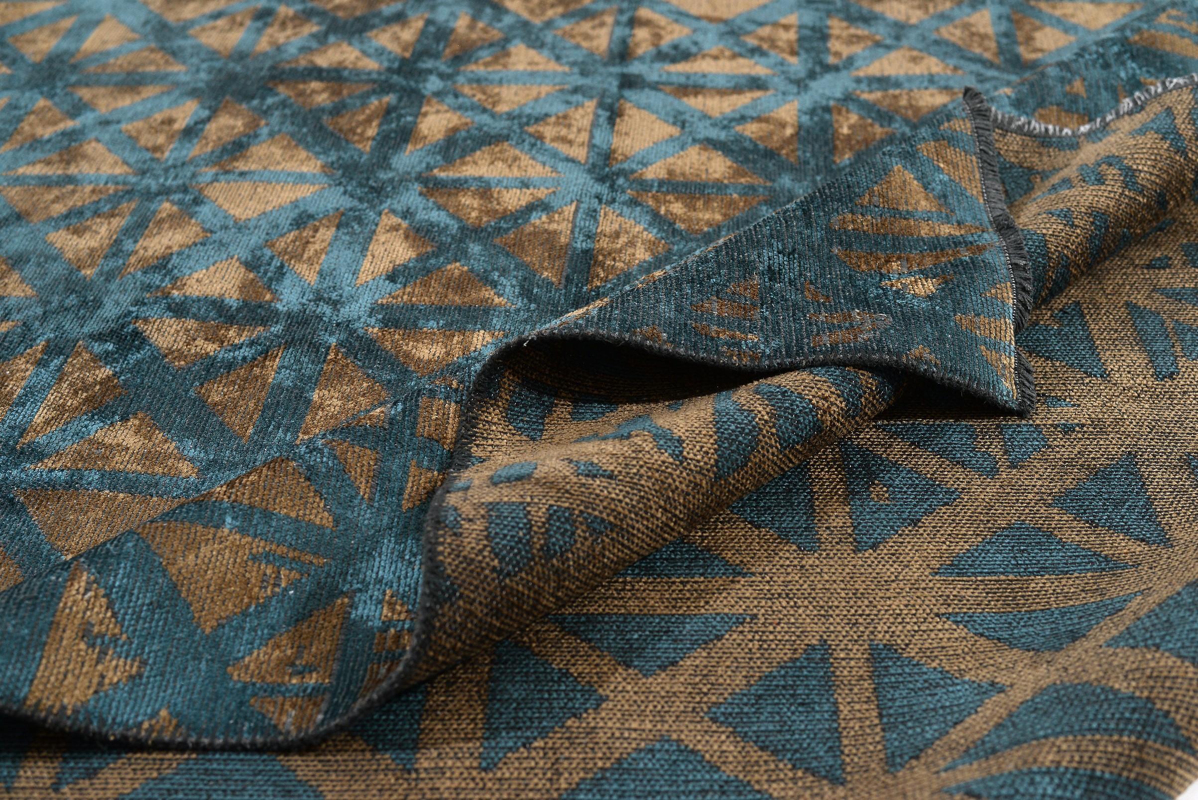 Im Angebot: Contemporary Geometric Luxury Hand-Finished Area Rug,  (Blau) 2