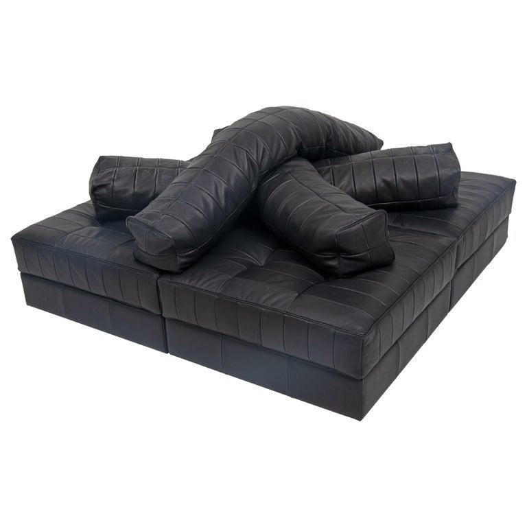 Im Angebot: DS-1088 Verstellbares Patchwork-Leder-Sofa mit länglichen Kissen von De Sede,  (Schwarz)