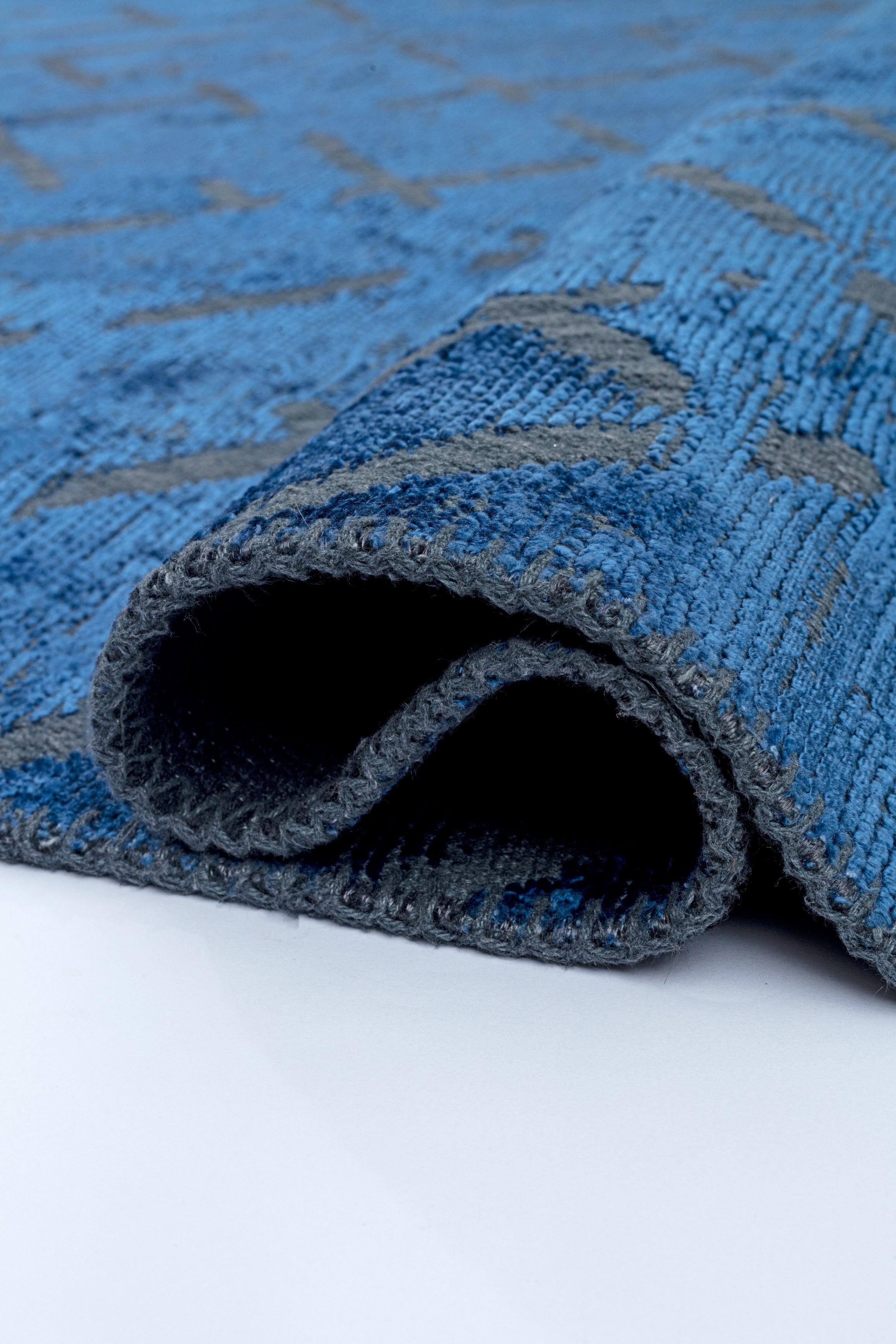 For Sale:  (Blue) Modern Abstract Luxury Hand-Finished Area Rug 2
