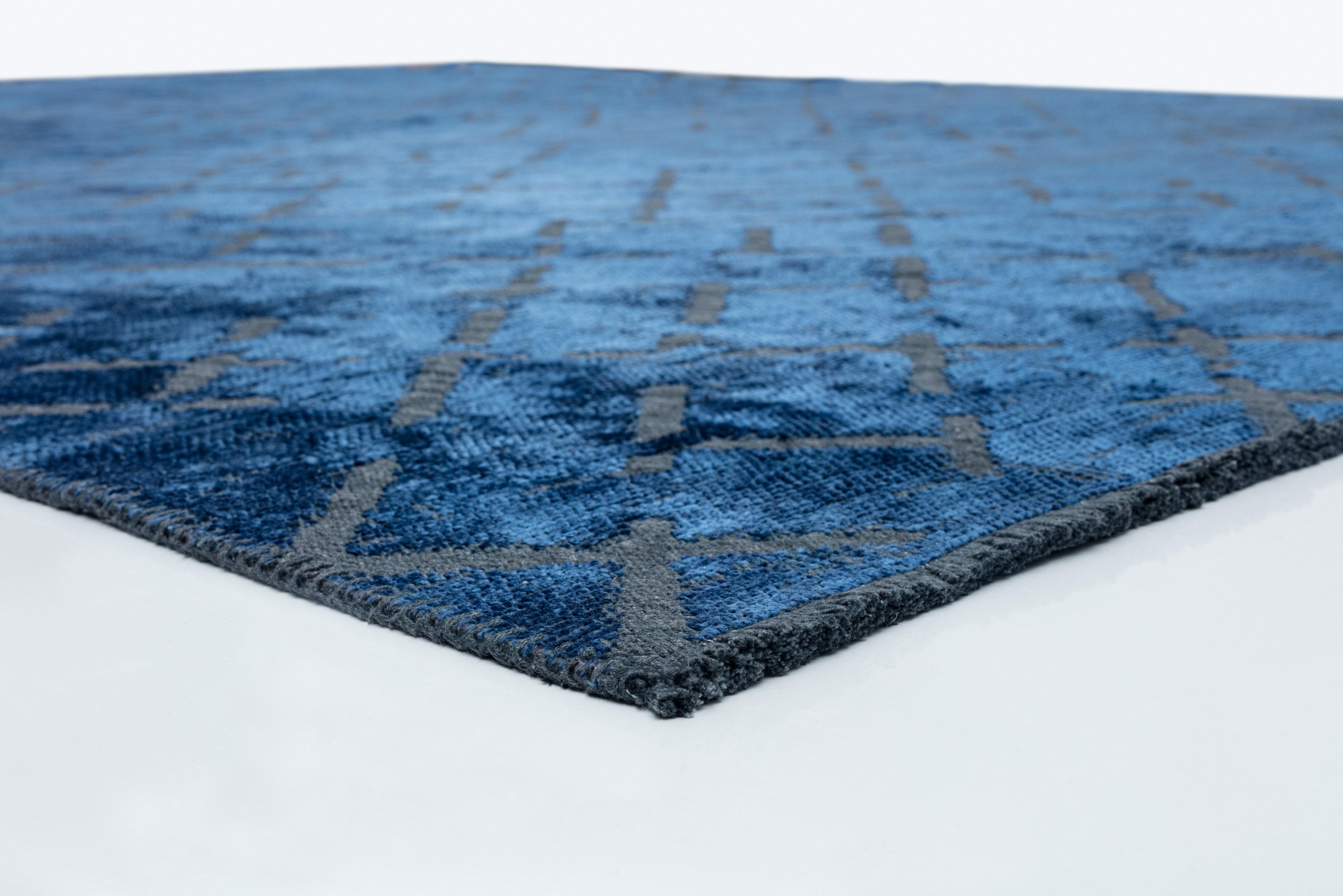 For Sale:  (Blue) Modern Abstract Luxury Hand-Finished Area Rug 4