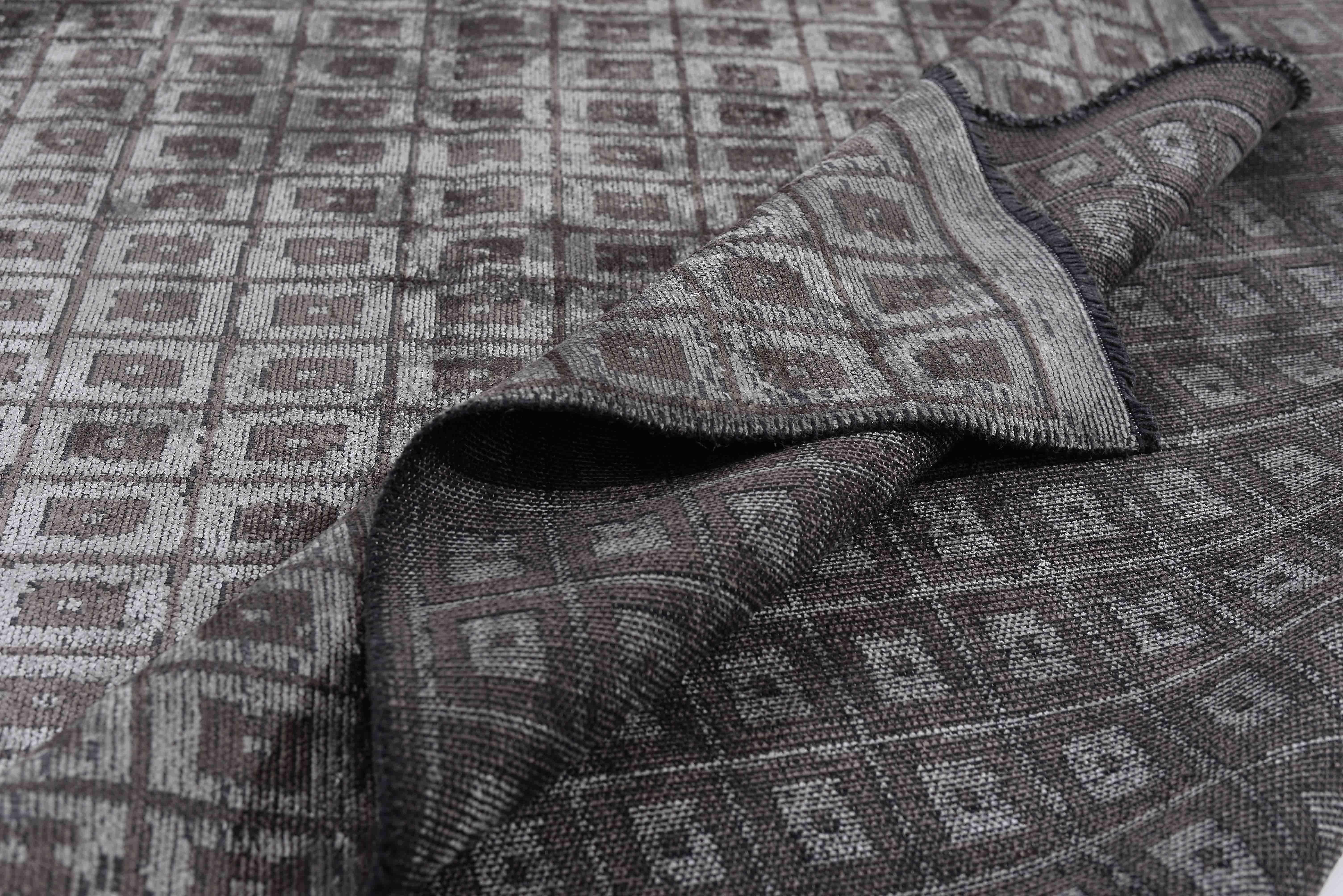 For Sale:  (Gray) Modern  Checkered Luxury Area Rug 2