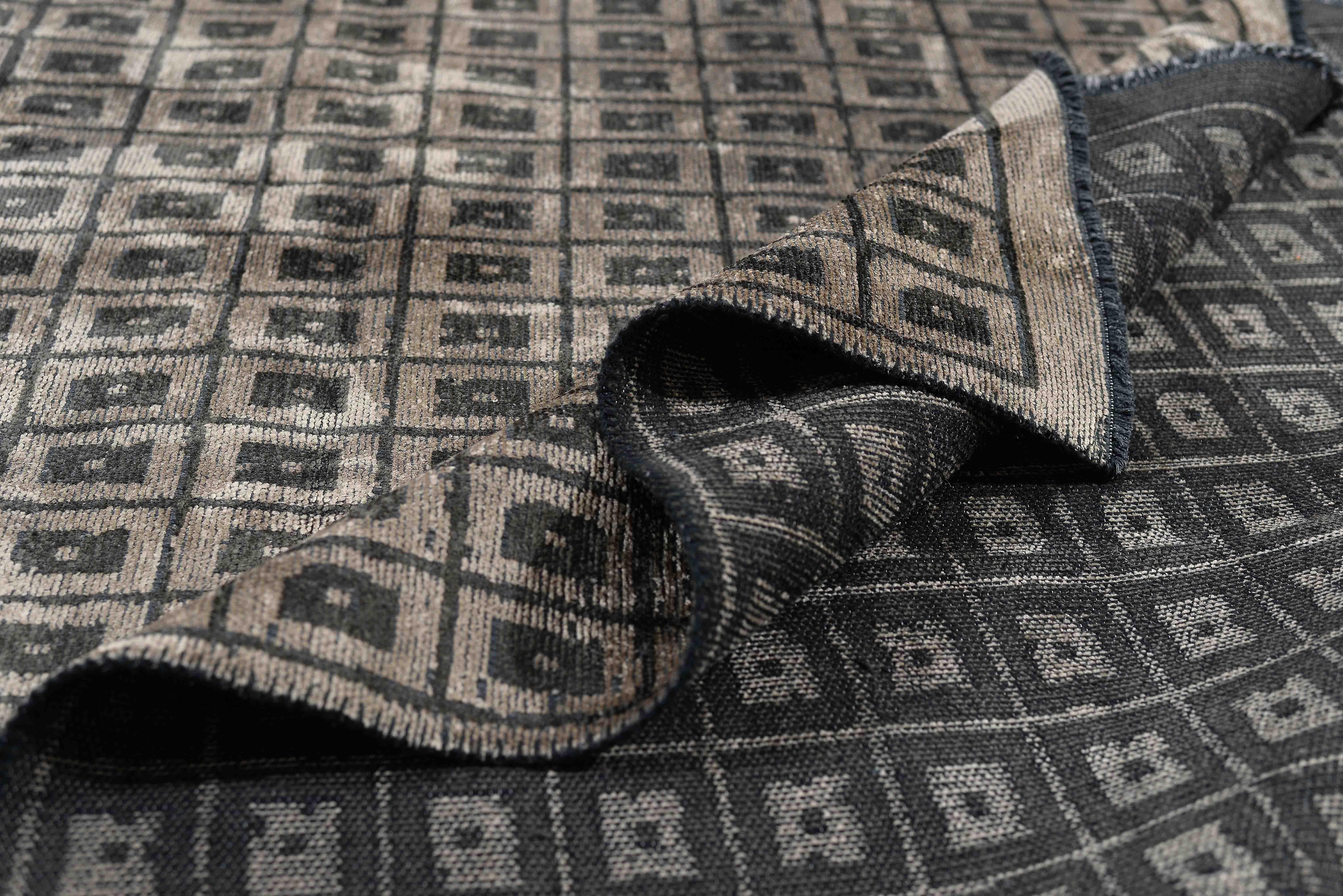 For Sale:  (Gray) Modern Checkered Luxury Area Rug 2