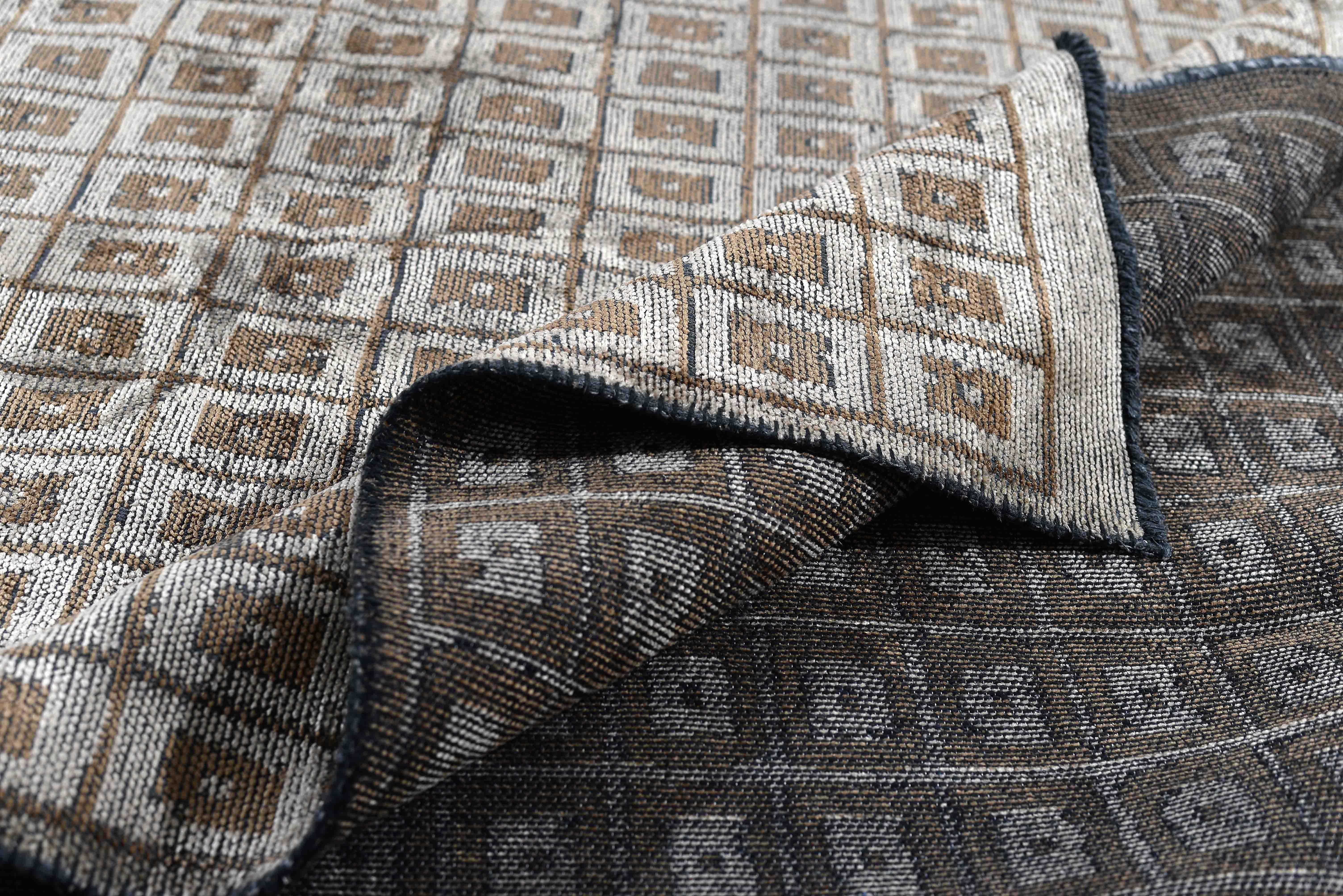 For Sale:  (Gray) Modern Checkered Luxury Area Rug 2