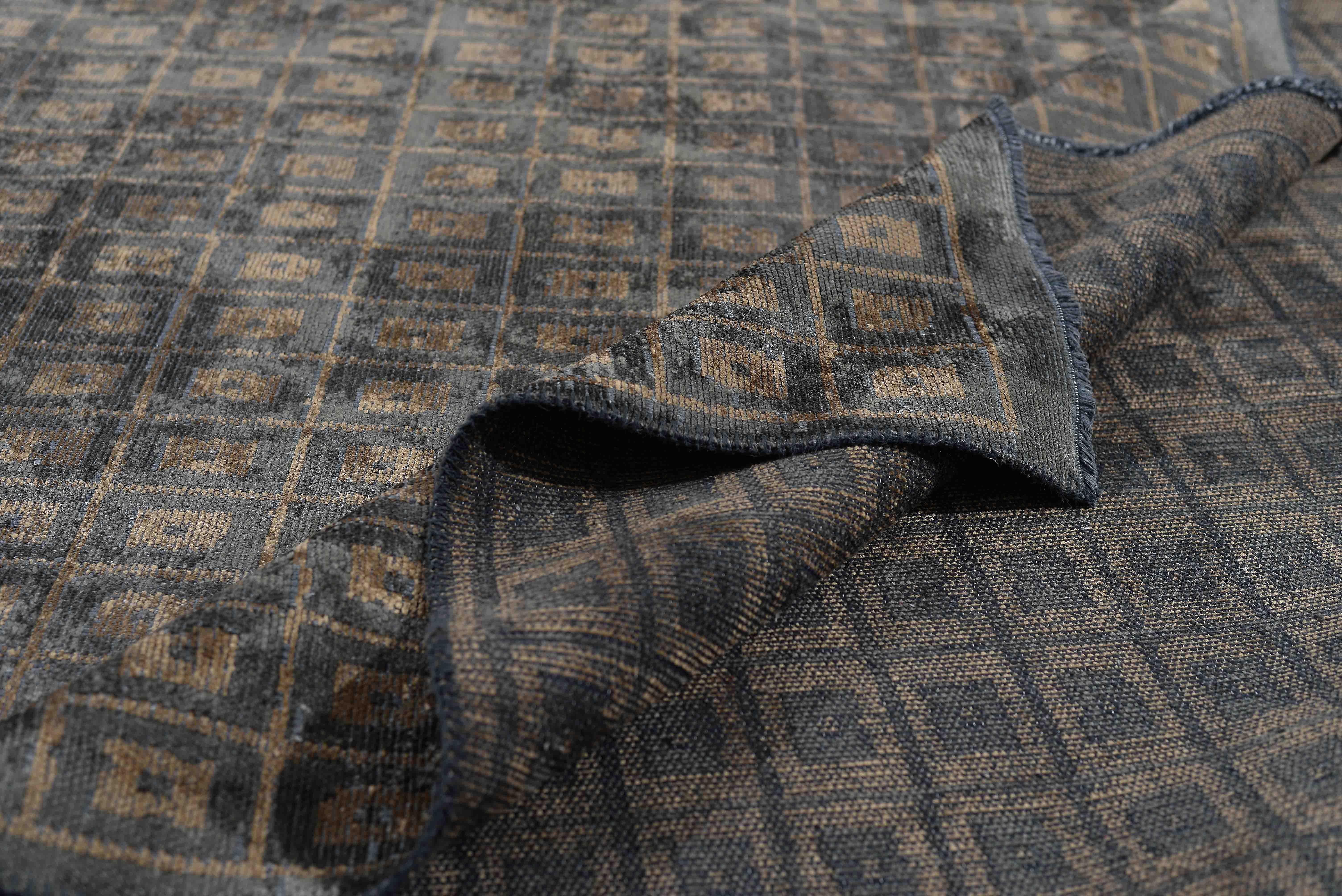 For Sale:  (Gray) Modern Checkered Luxury Area Rug 2