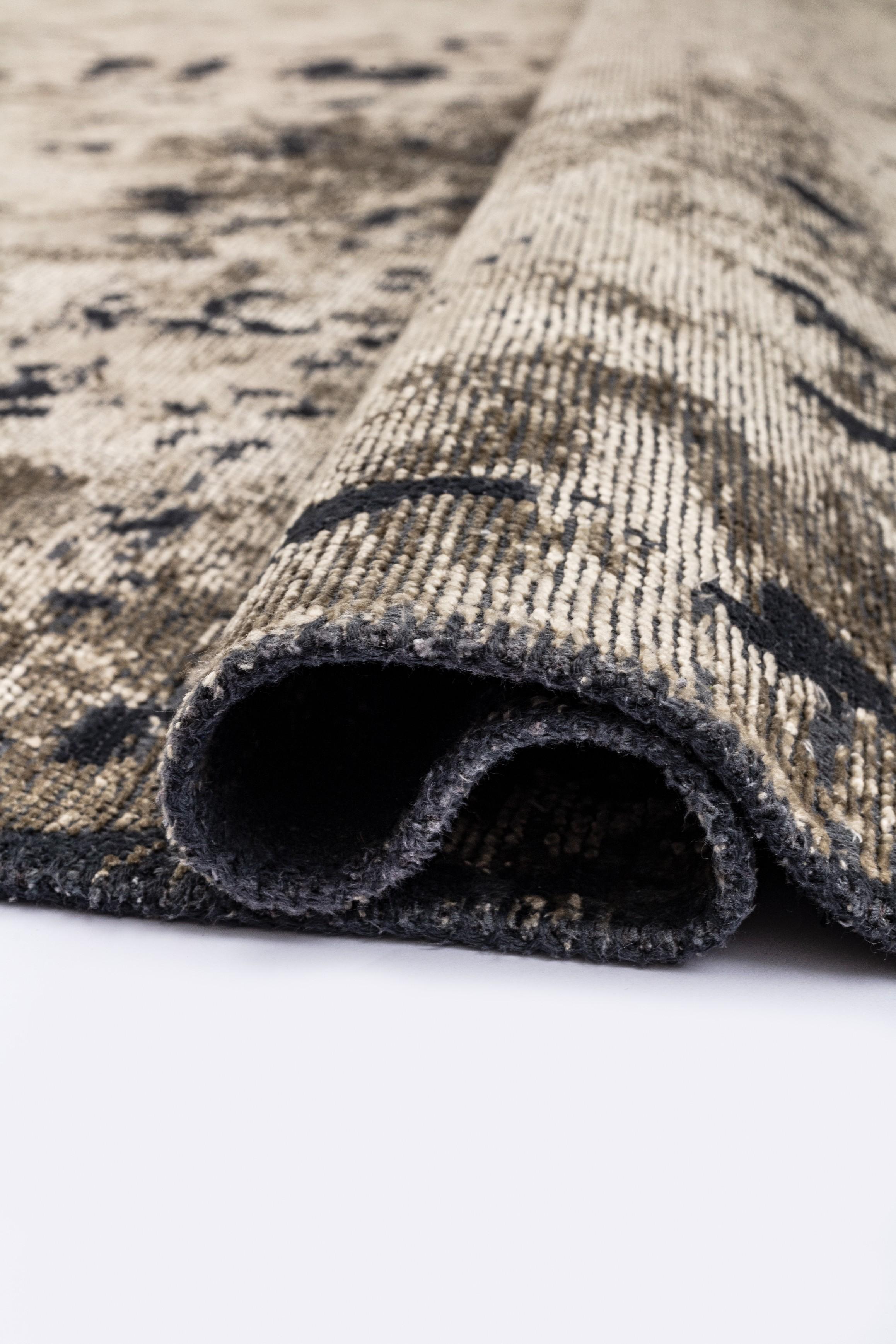 For Sale:  (Gray) Modern  Abstract Luxury Hand-Finished Area Rug 2
