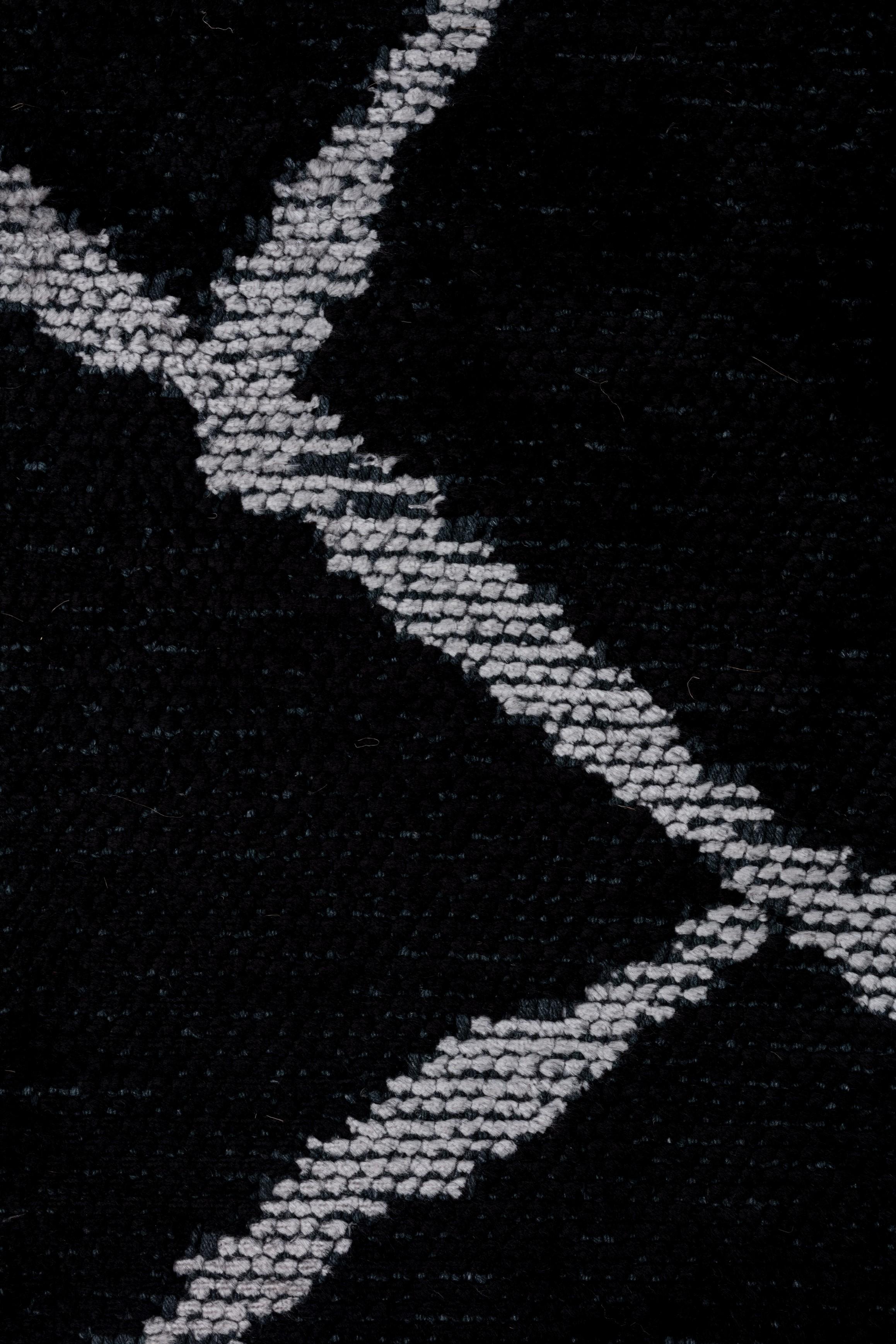For Sale:  (Black) Modern Abstract Luxury Area Rug 5