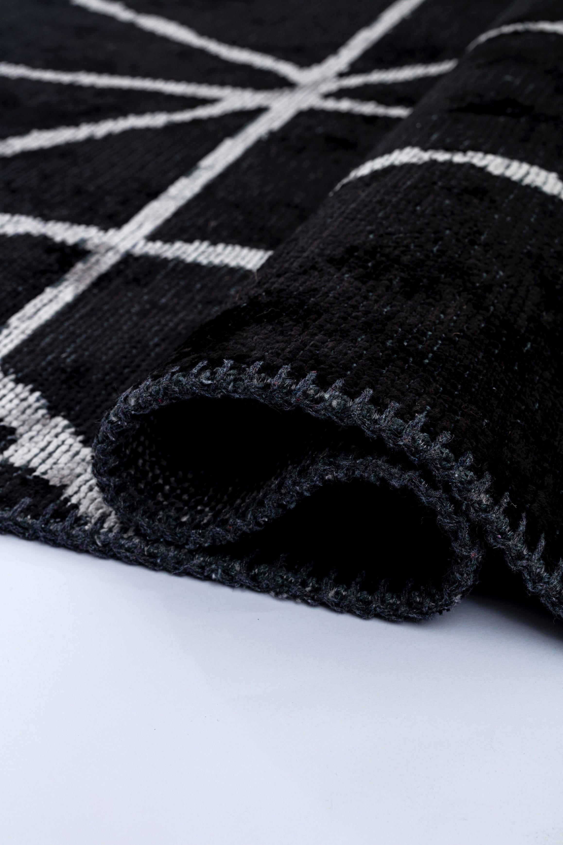 For Sale:  (Black) Modern Abstract Luxury Area Rug 2