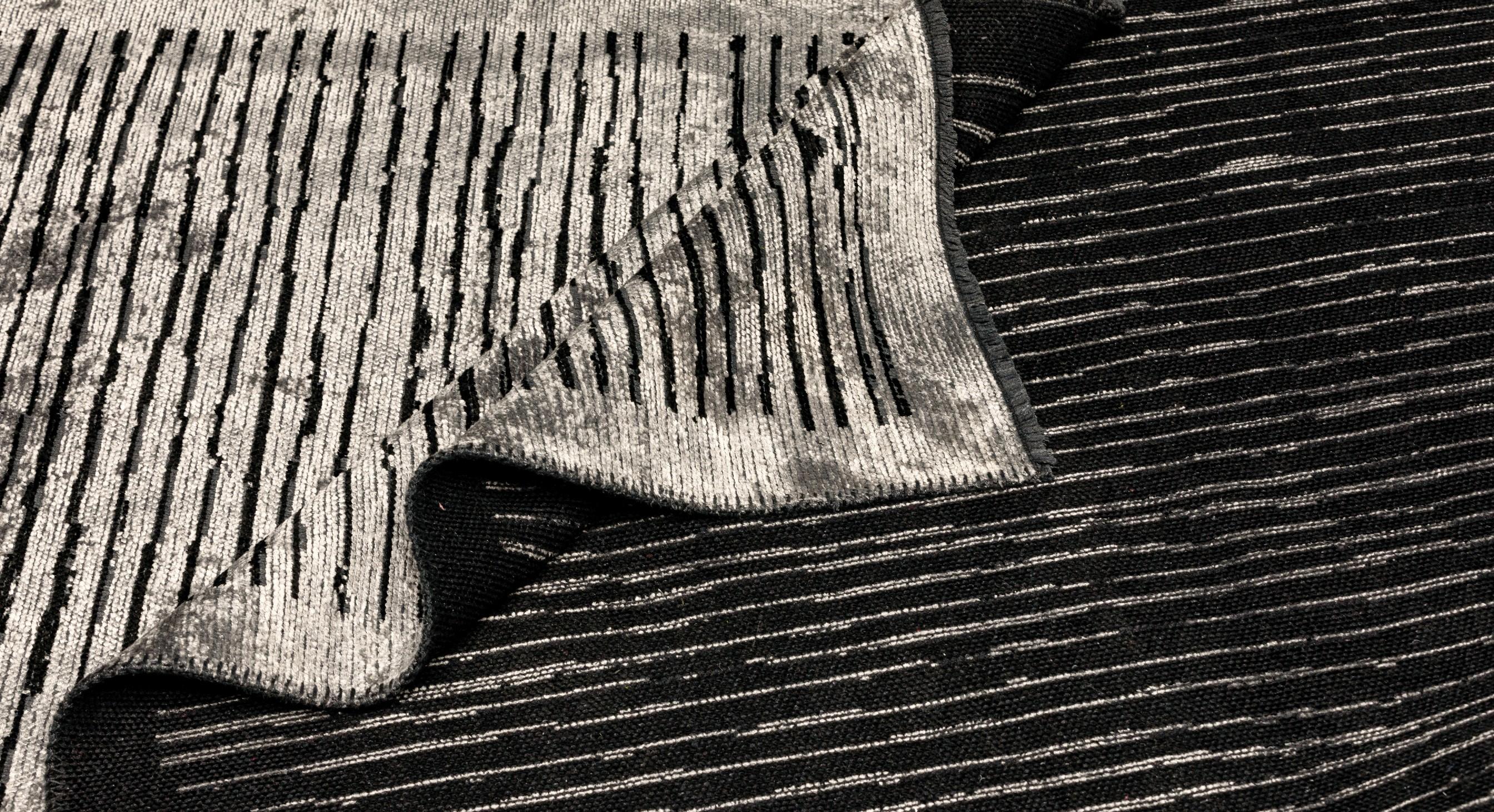 For Sale:  (Gray) Modern Striped Luxury Area Rug 2