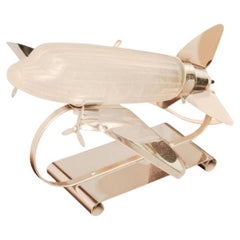 Lampada da tavolo Zeppelin in cromo e vetro smerigliato di interesse aeronautico Art Deco