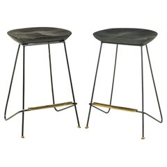 Taburetes de bar Braga con asientos de madera ebonizada y detalles en bronce pulido