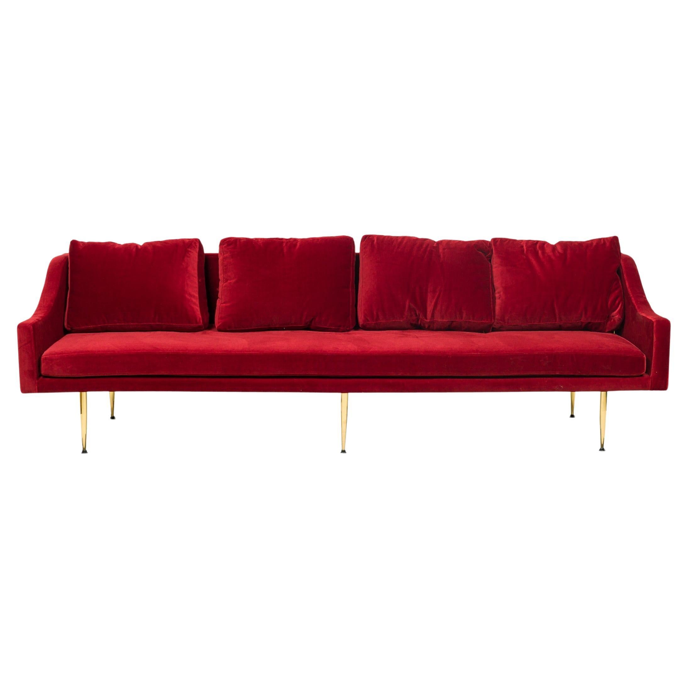 Sofá Sintra de terciopelo rojo oscuro con patas de latón, diseño contemporáneo