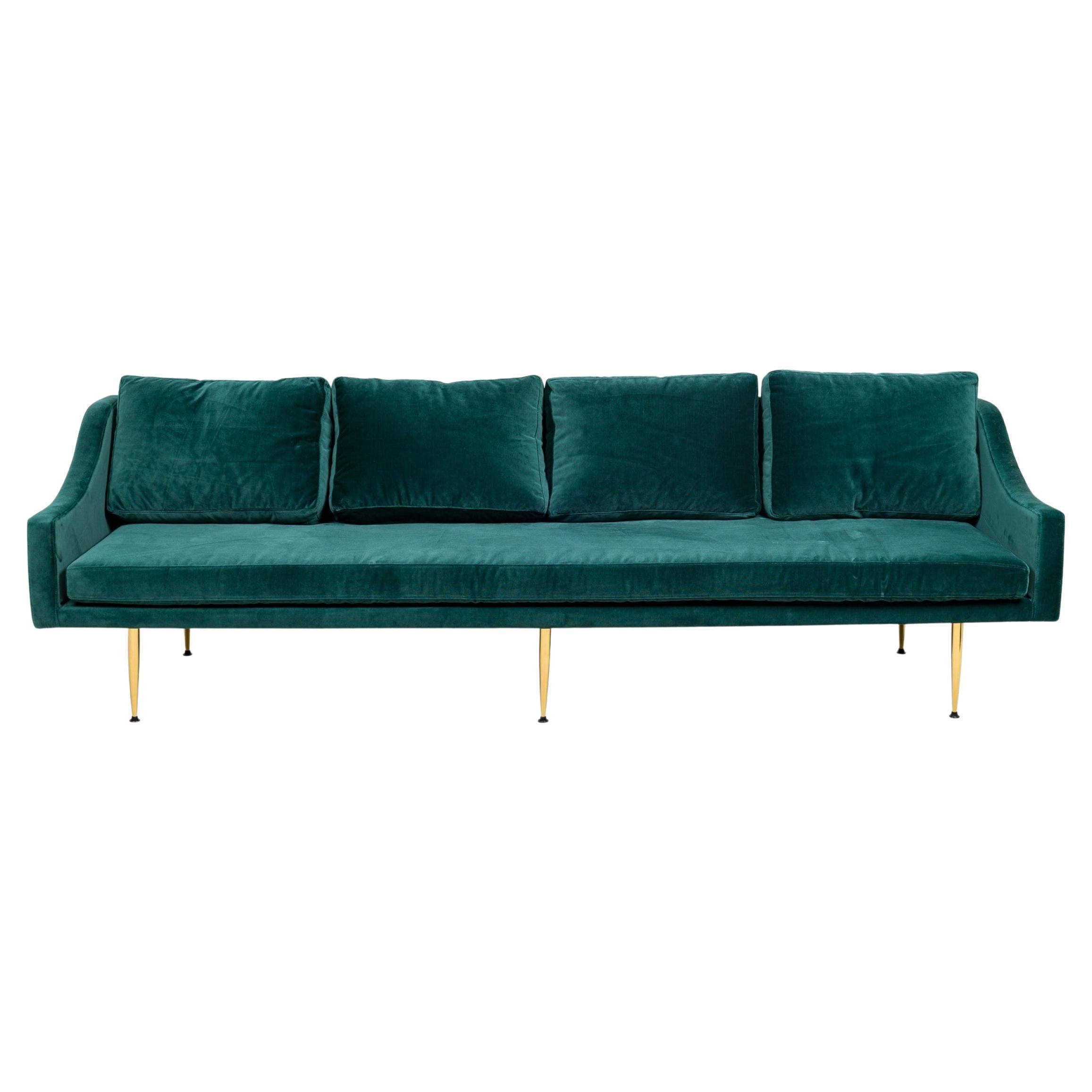 Sofá Sintra en terciopelo verde mar oscuro, con patas de latón, estilo contemporáneo en venta