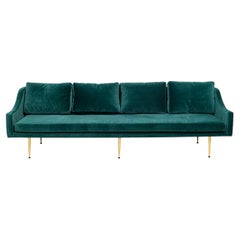 Sofá Sintra en terciopelo verde mar oscuro, con patas de latón y diseño contemporáneo