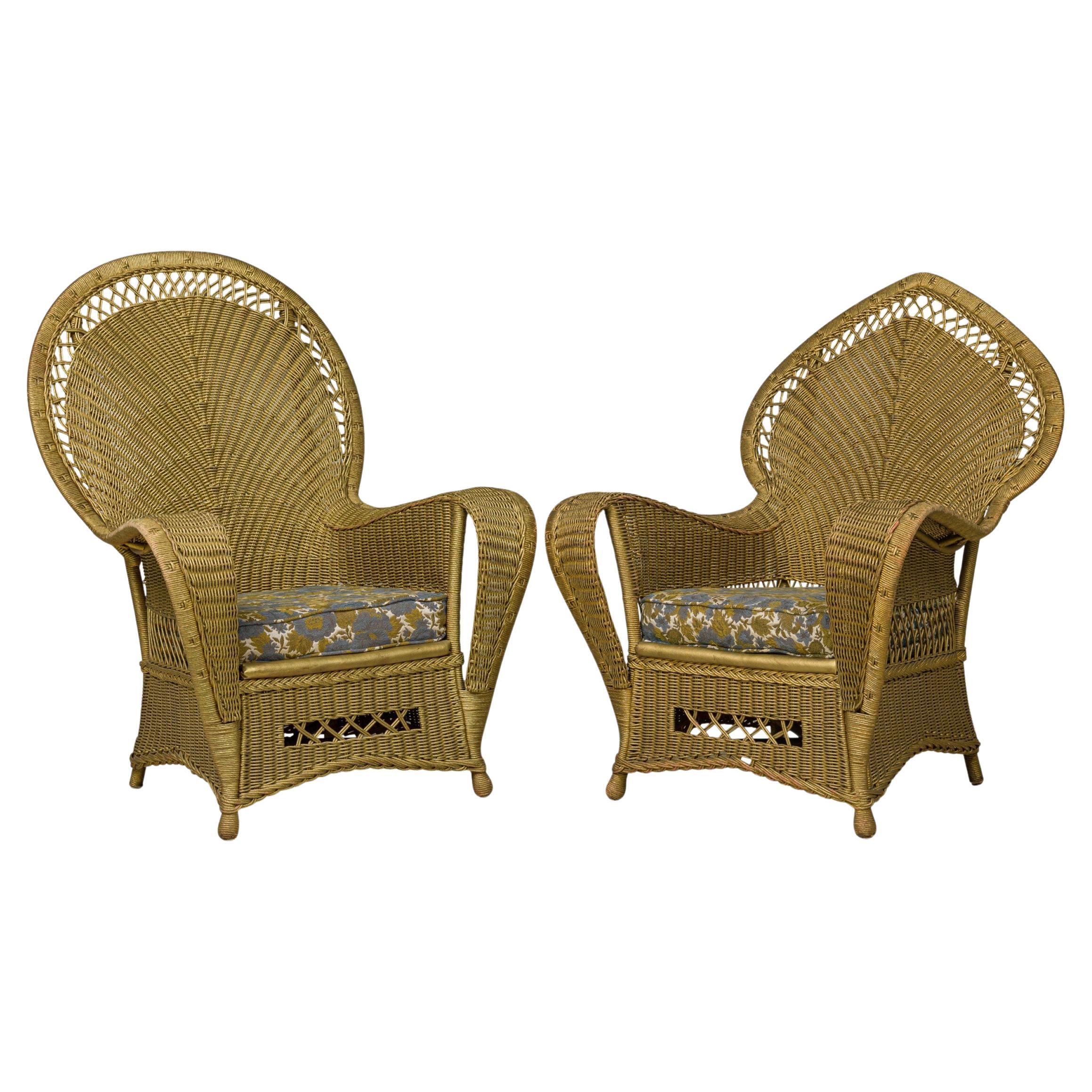 Paire de fauteuils Art Déco similaires en osier et cordon de papier peint en or en vente