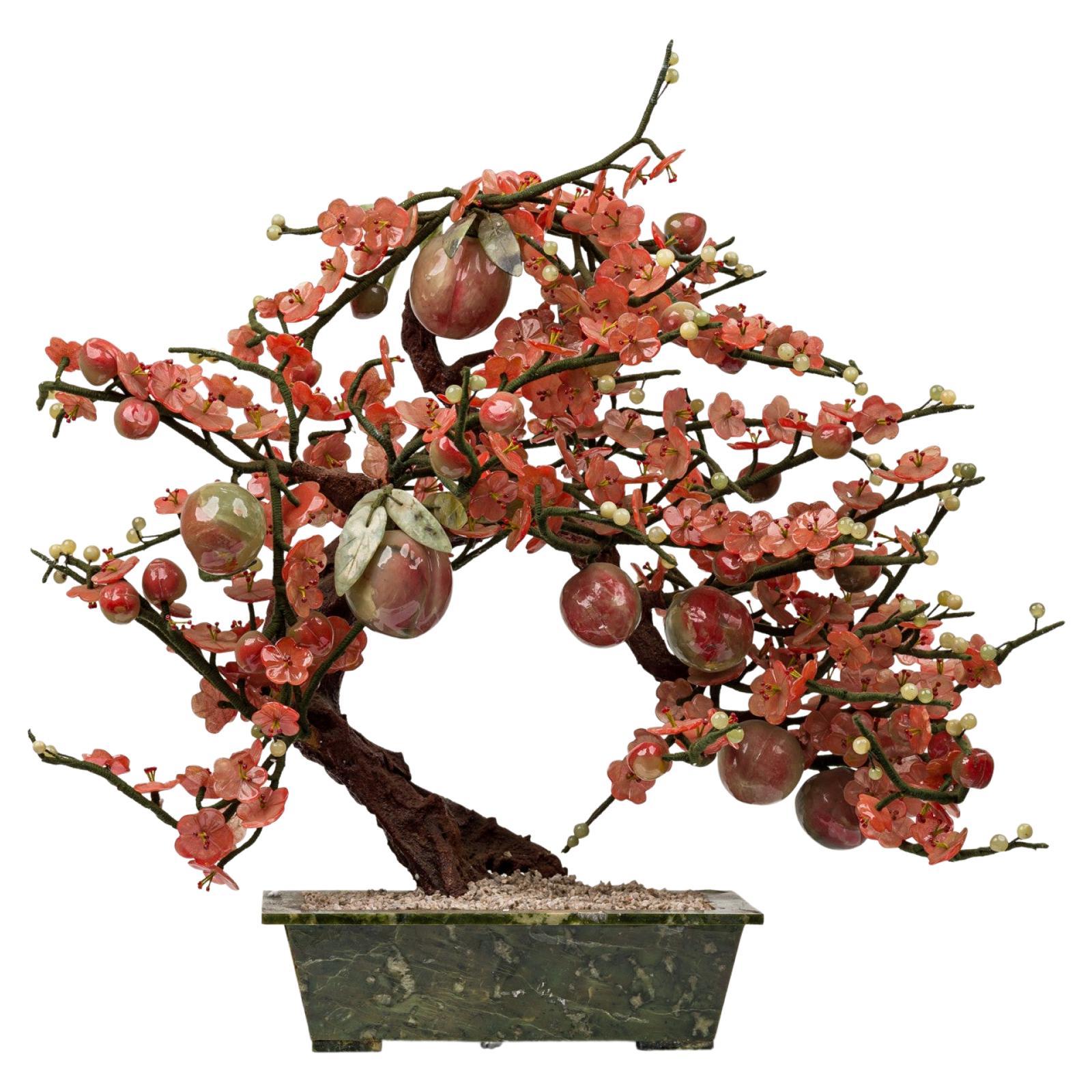 Escultura china de cristal en flor de cerezo en maceta con jardinera verde