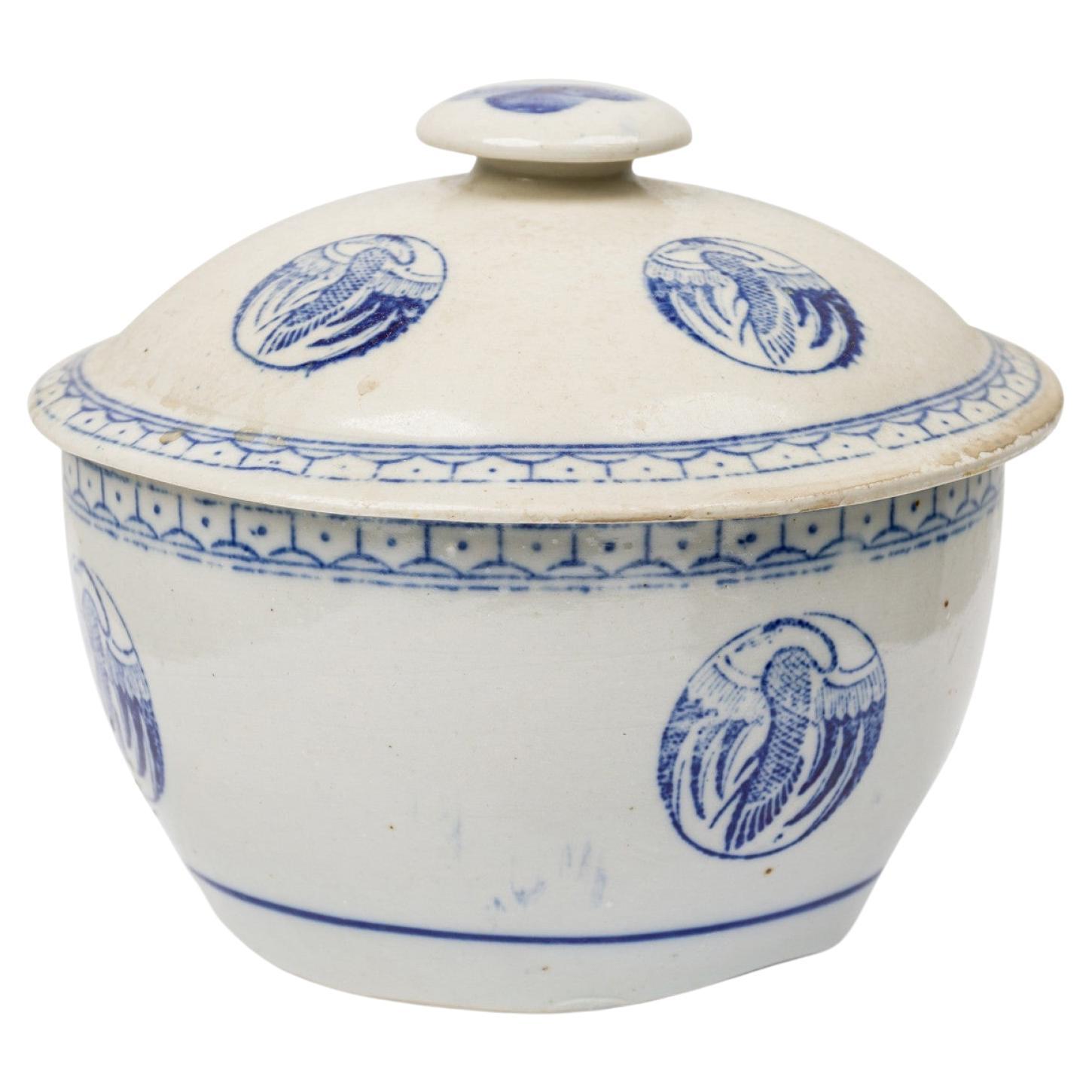 Paire de bols couverts en porcelaine bleue et blanche mélangée avec décoration d'oiseaux de Chine en vente